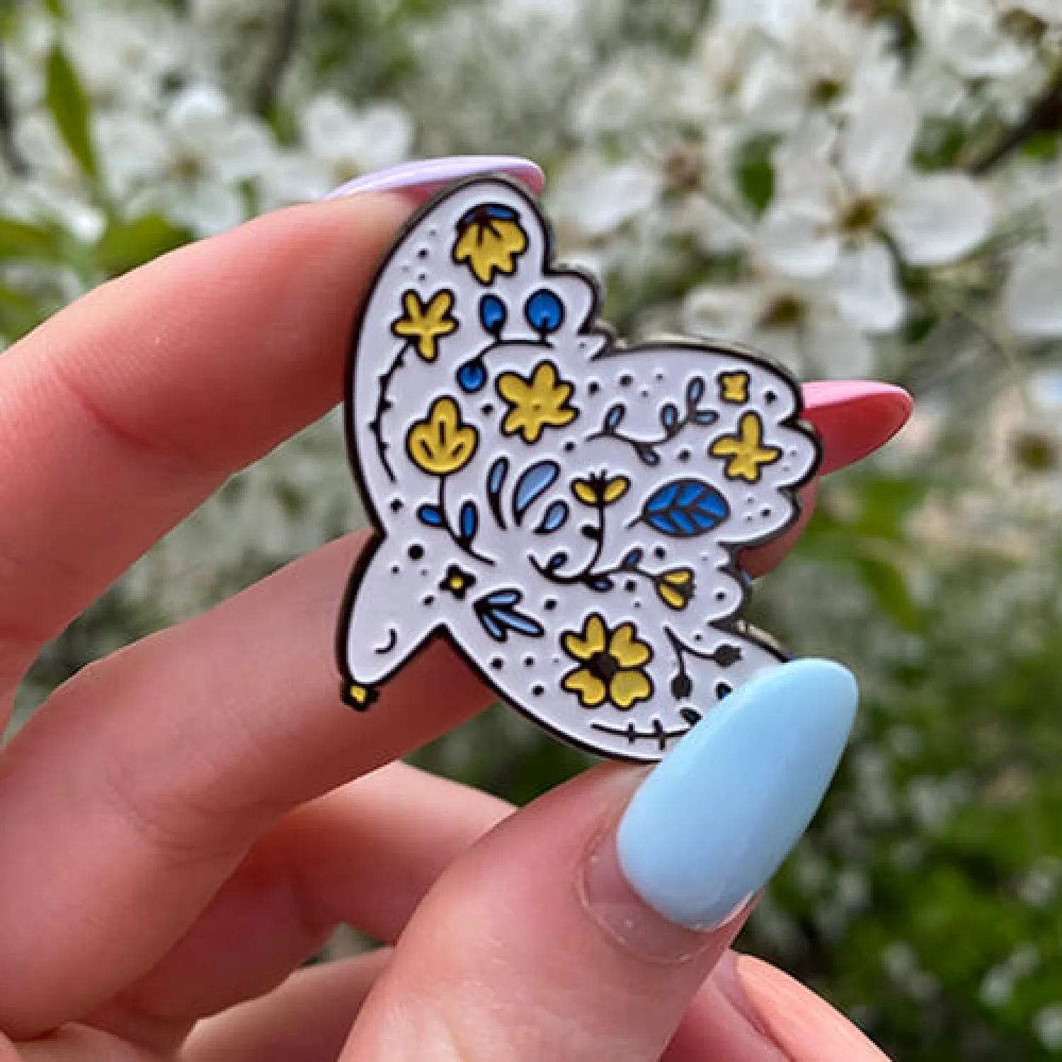 Значок Пташка з квітами жовто-синіми