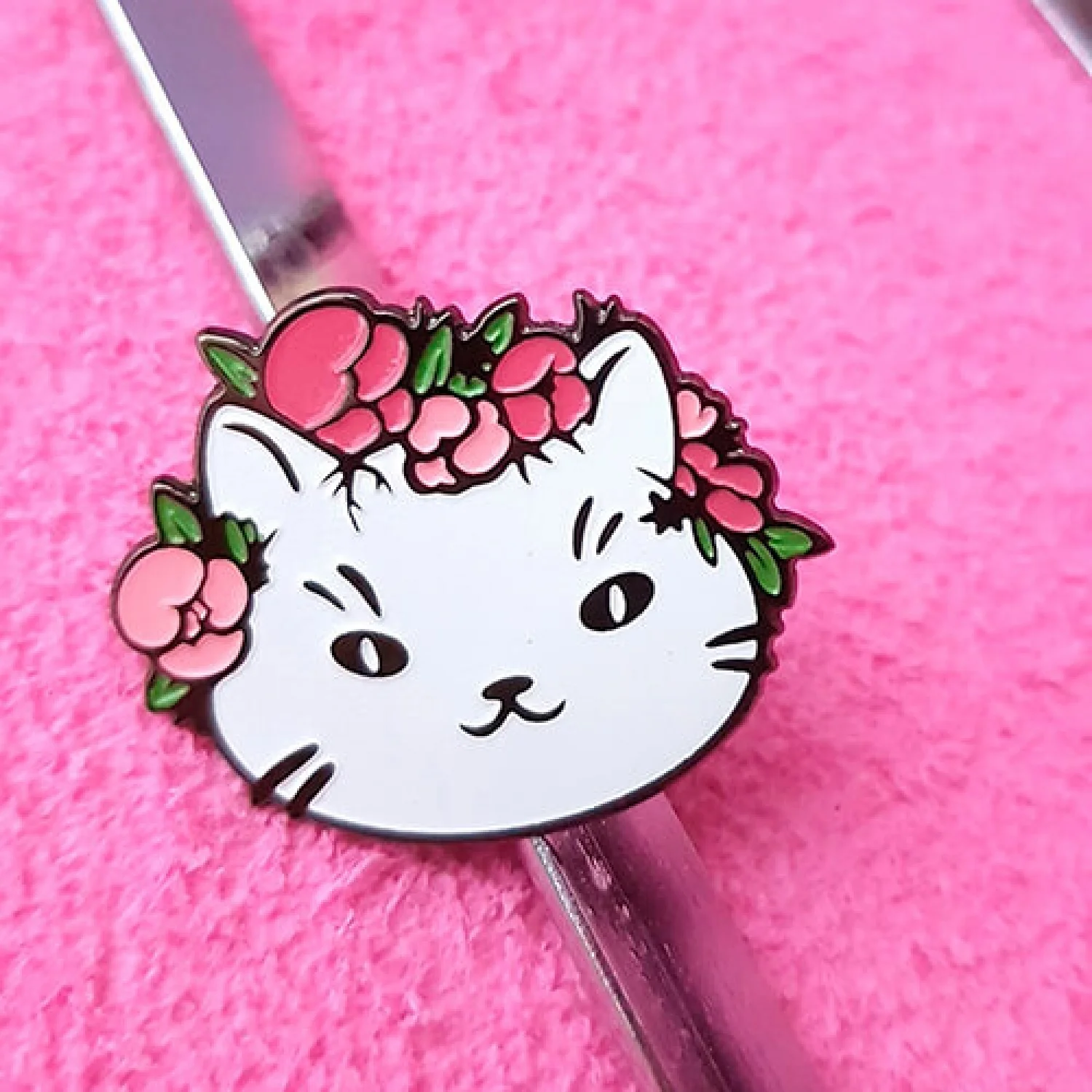 Значок Кіт у віночку