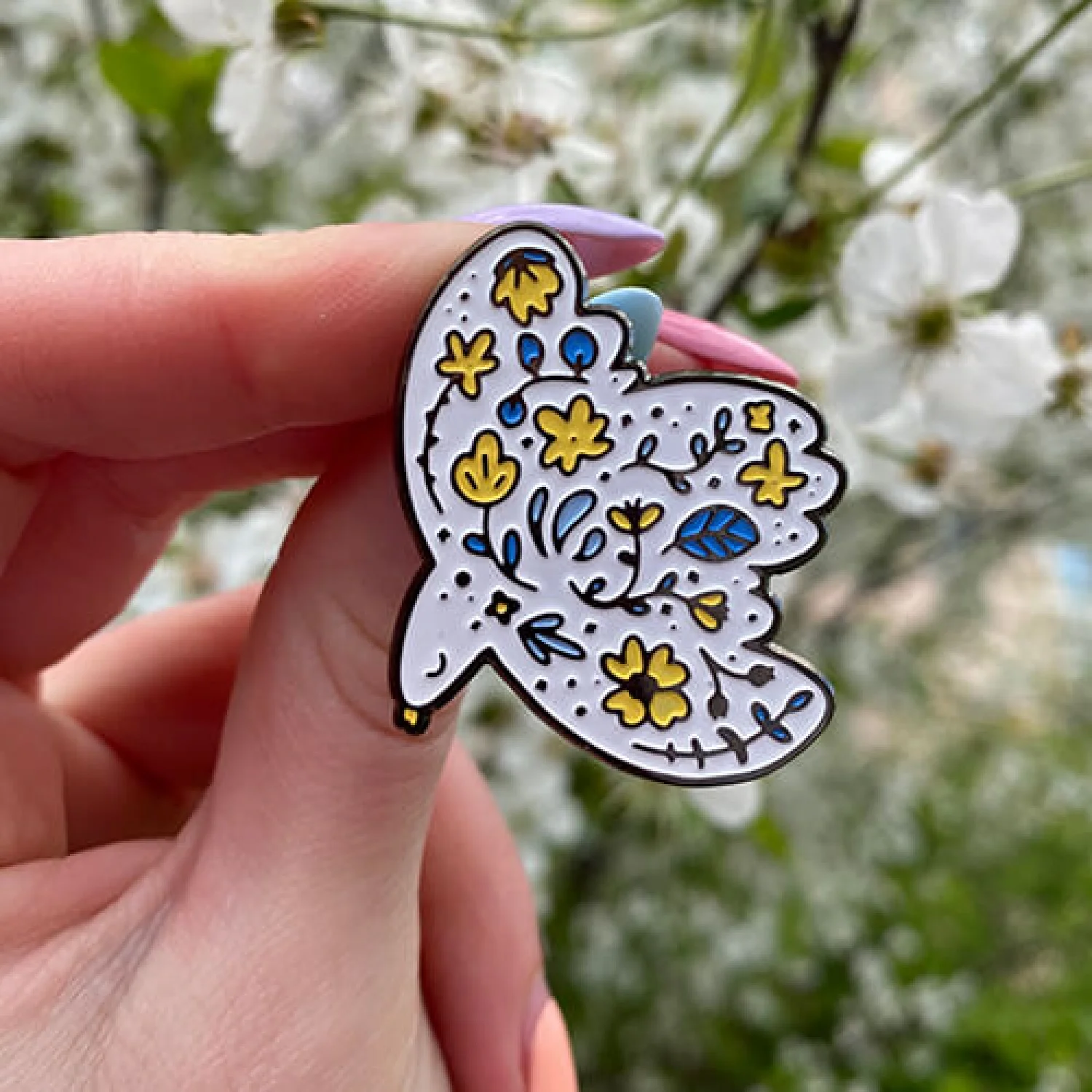 Значок Пташка з квітами жовто-синіми