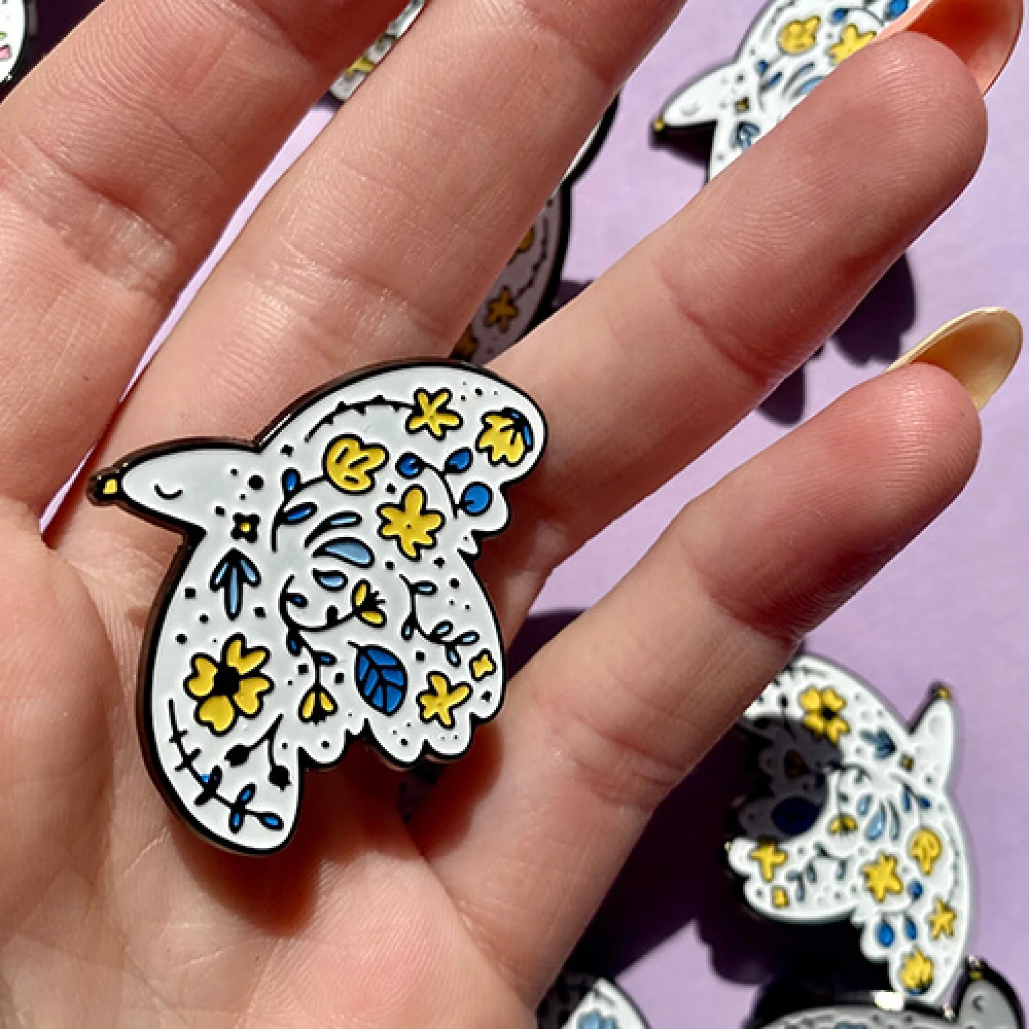 Значок Пташка з квітами жовто-синіми