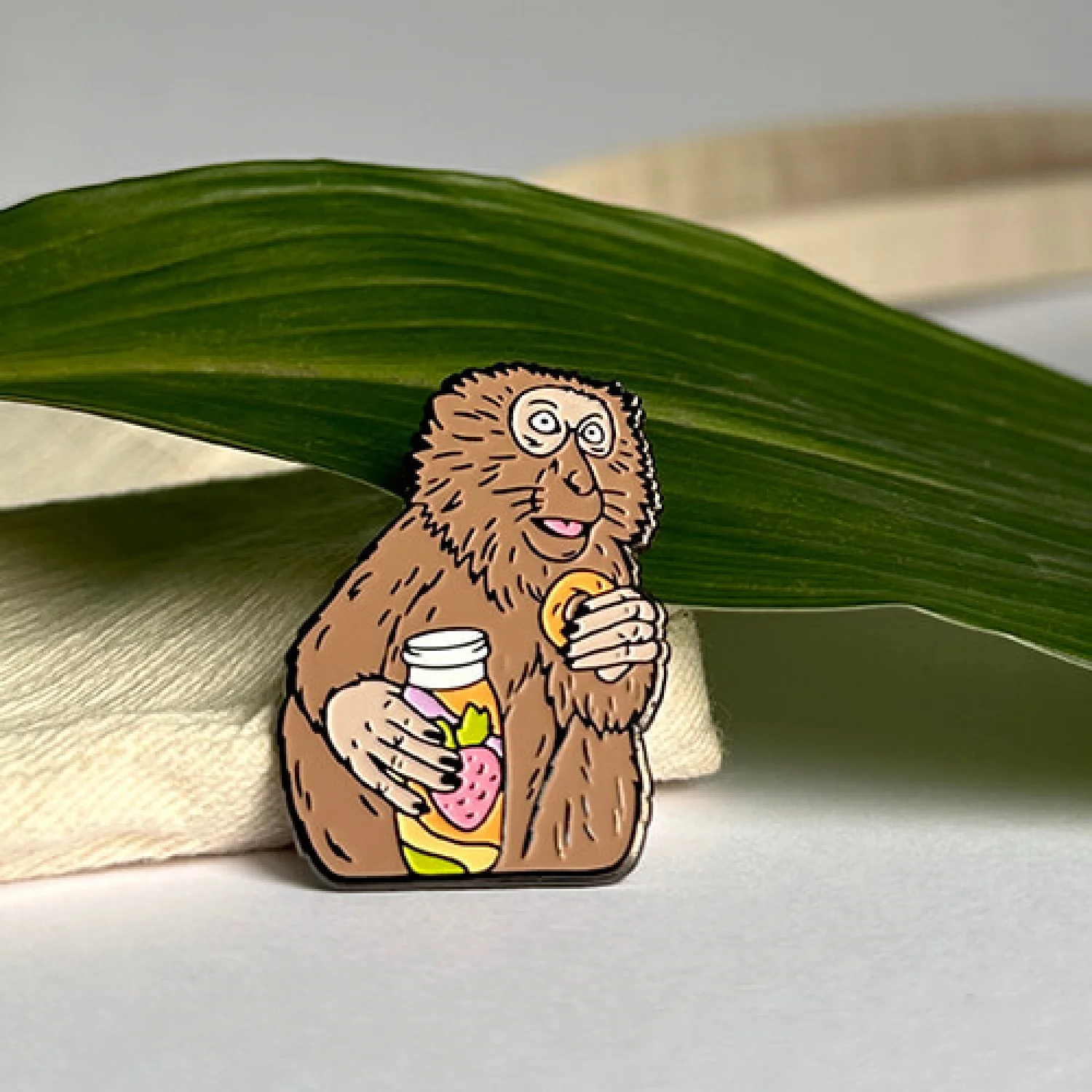 Значок Мавпа з йогуртом та бубликом