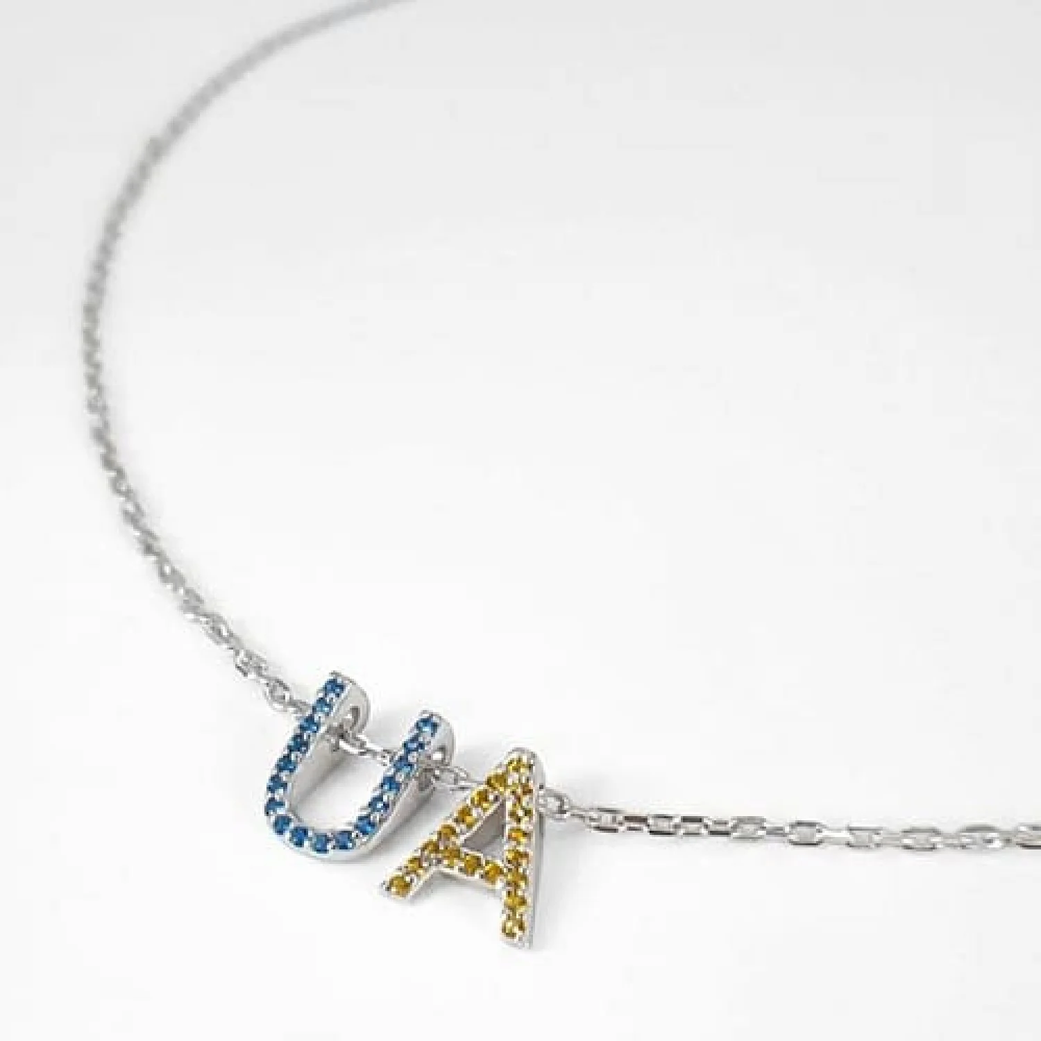 Серебряное колье с фианитами.