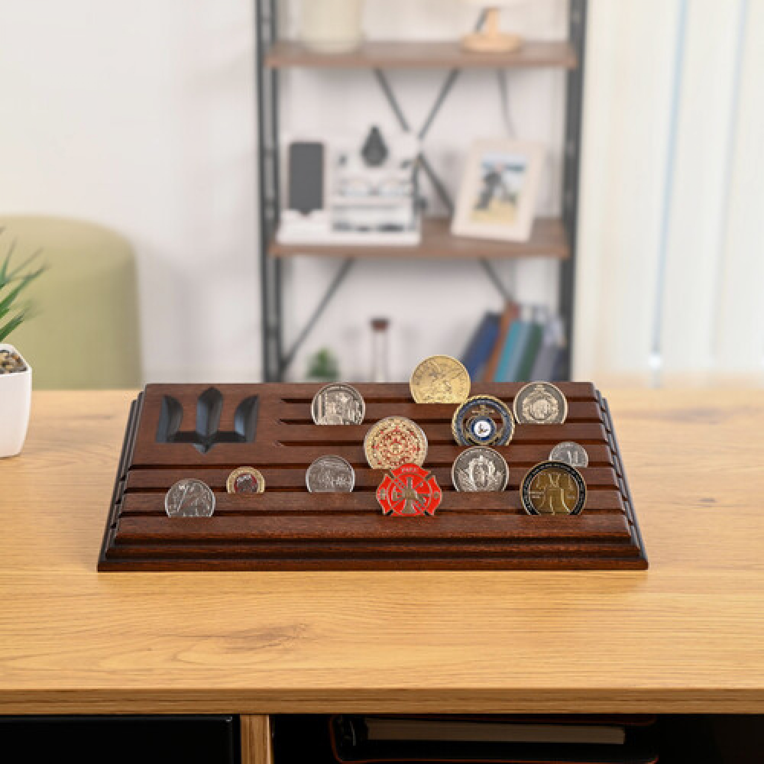 Медальница подставка для коллекционных монет и медалей с гравировкой Трезубец ЗСУ деревянная коричневая