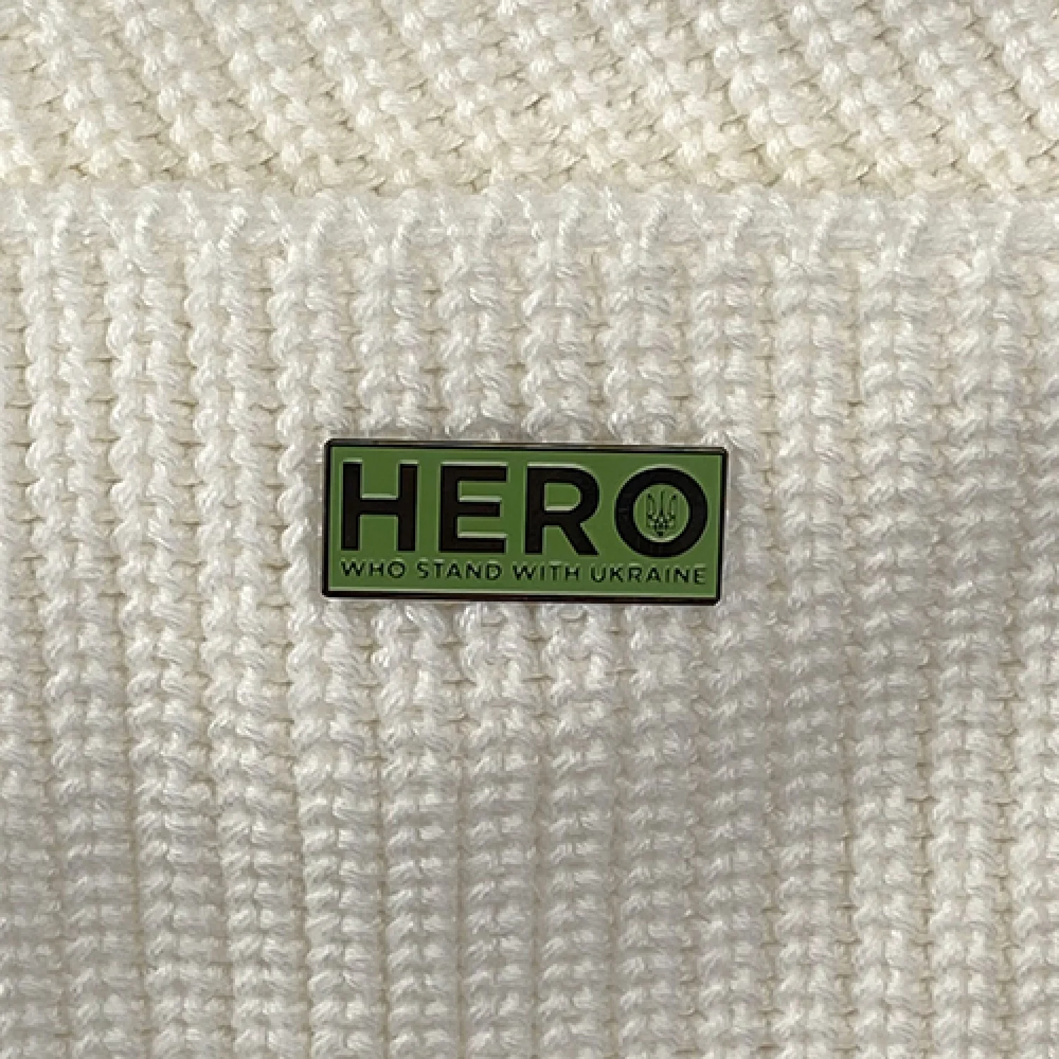 Значок Hero. Who stand with Ukraine