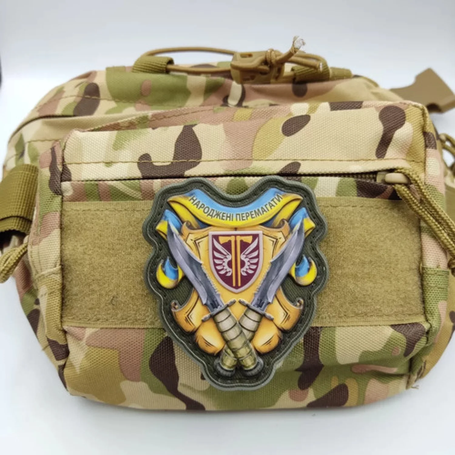 Шеврон Родившиеся побеждать объемный