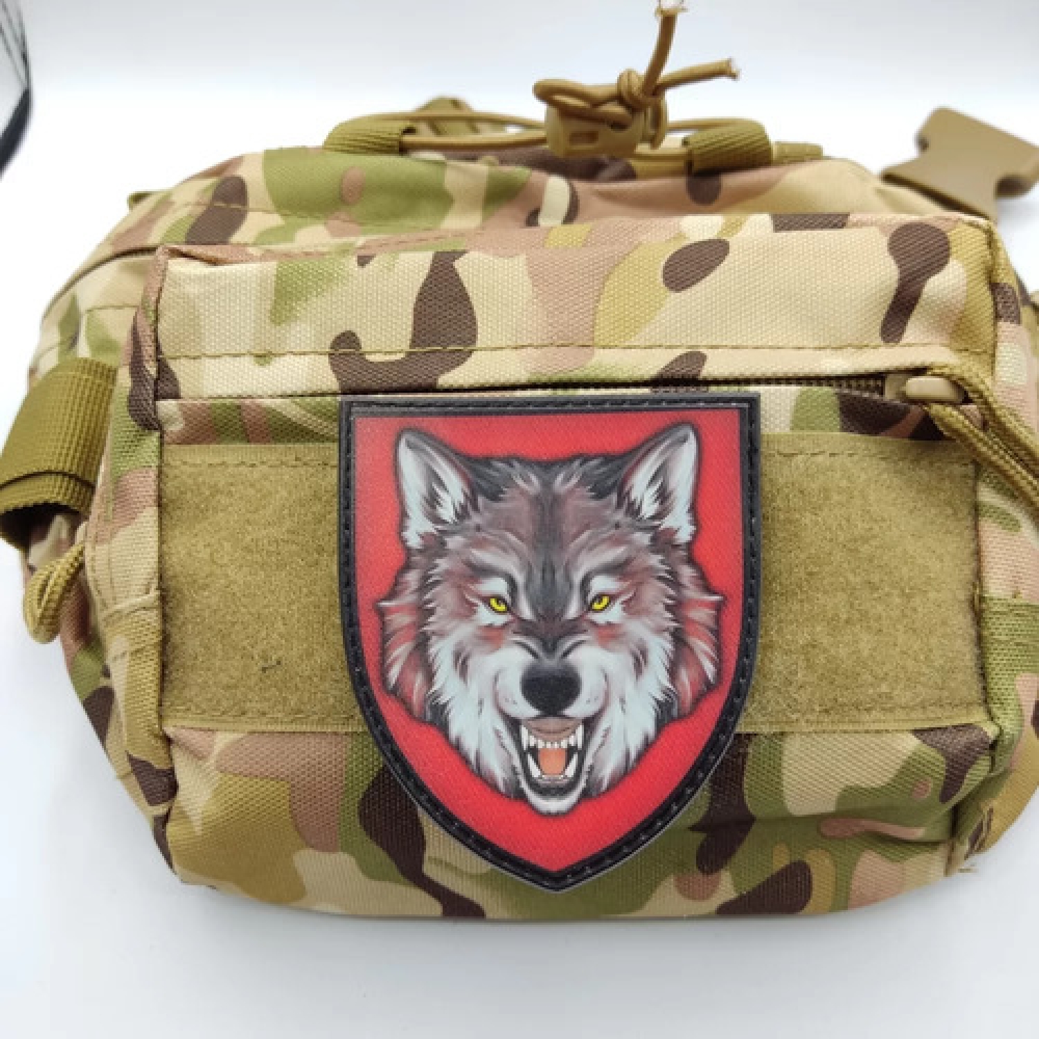 Шеврон Волк на красном