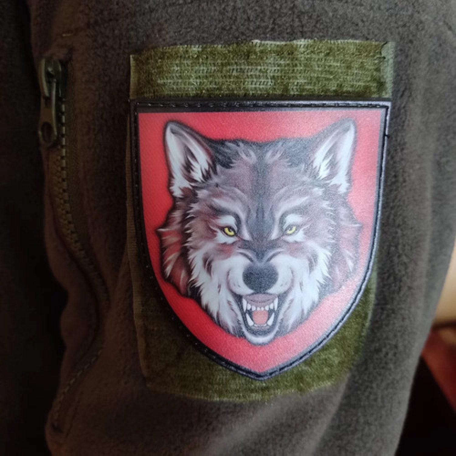 Шеврон Волк на красном