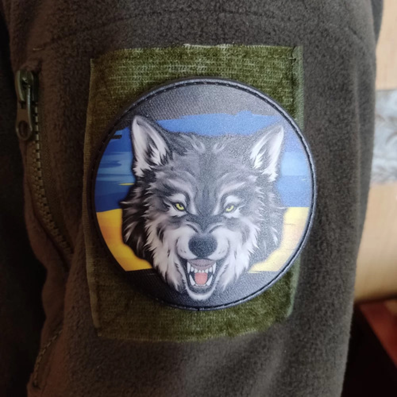 Нашивка Волк и флаг