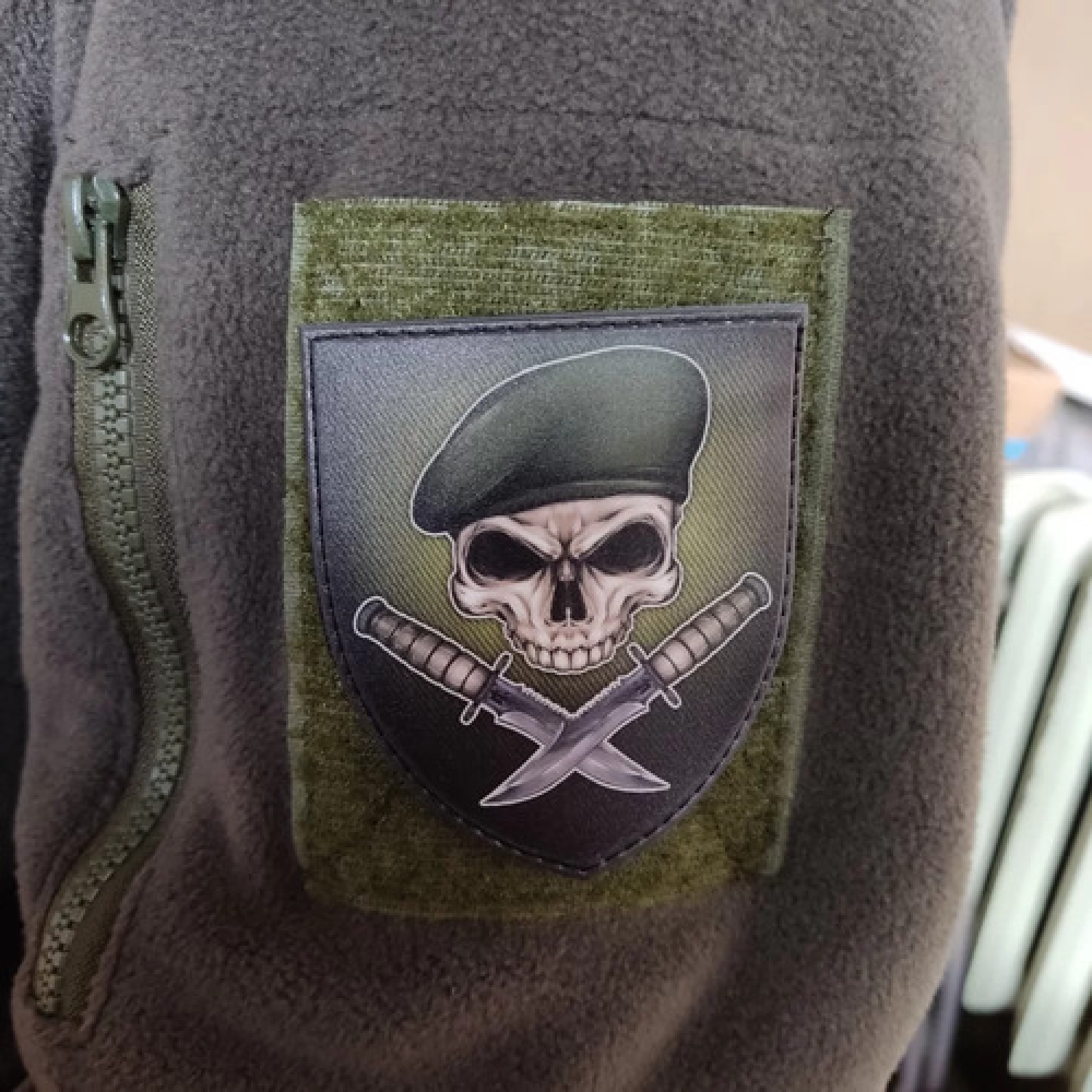 Шеврон Череп в береті з ножами
