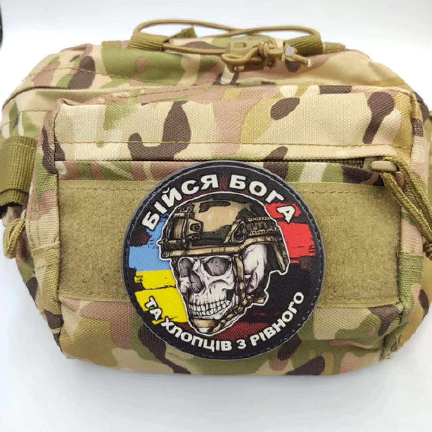 Шеврон череп з прапорами Бійся Бога та хлопців з Рівного