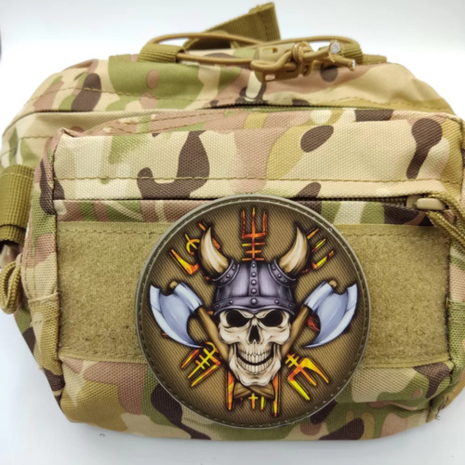 Шеврон Череп в шлеме викинга с топорами