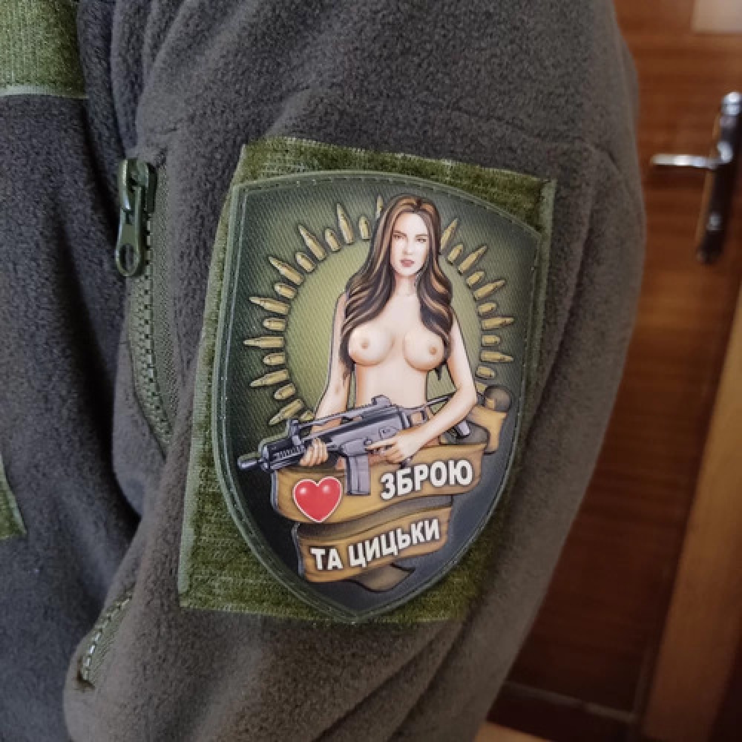 Шеврон Люблю оружие и сиськи объемный