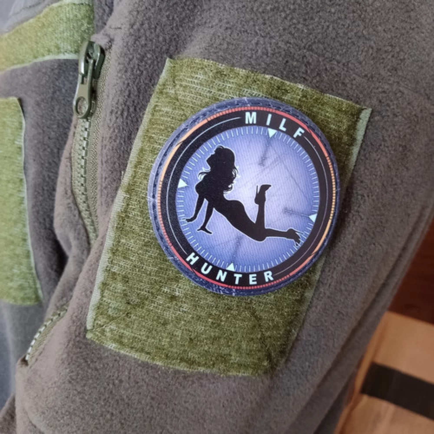 Шеврон Milf Hunter в прицеле синий