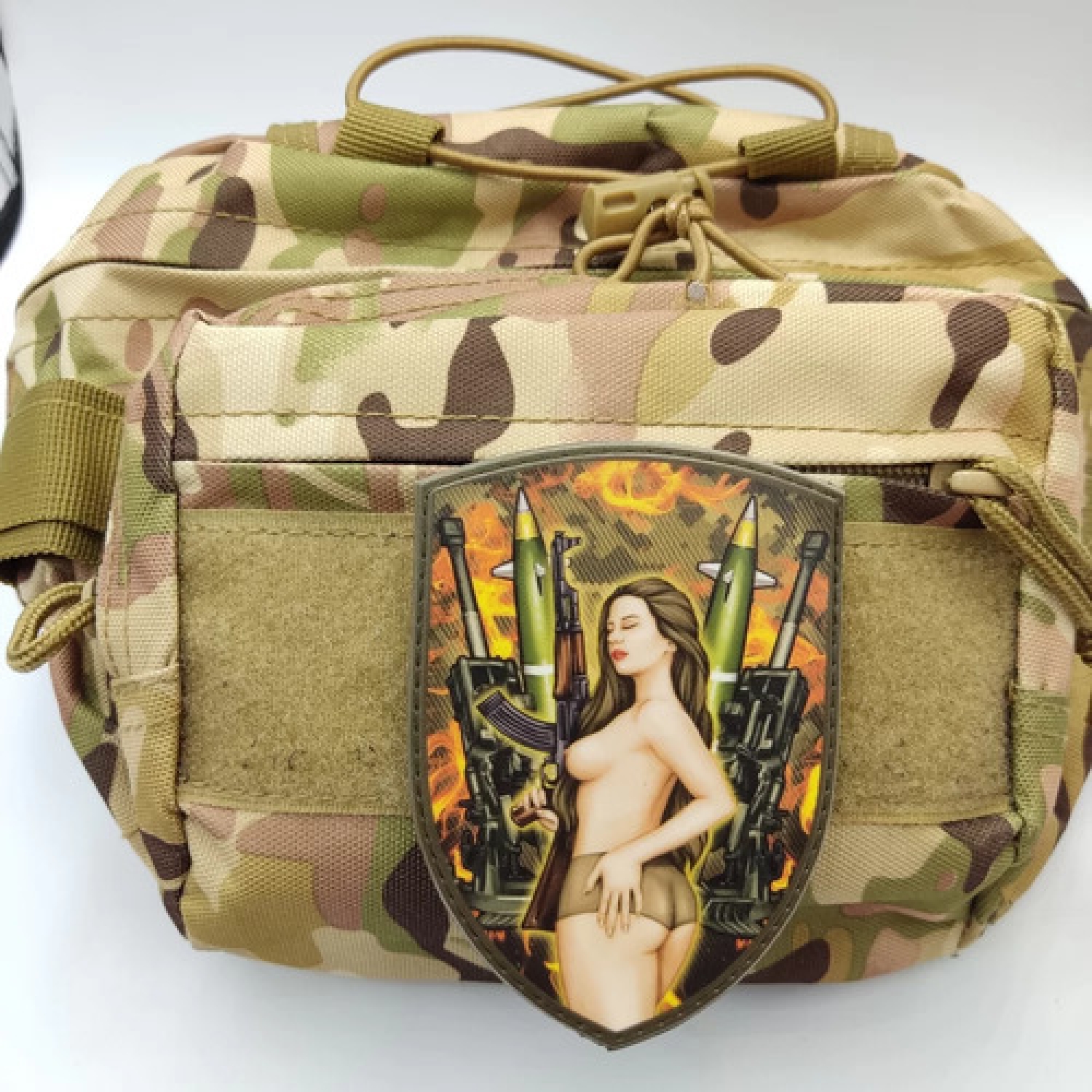 Шеврон Брюнетка с автоматом