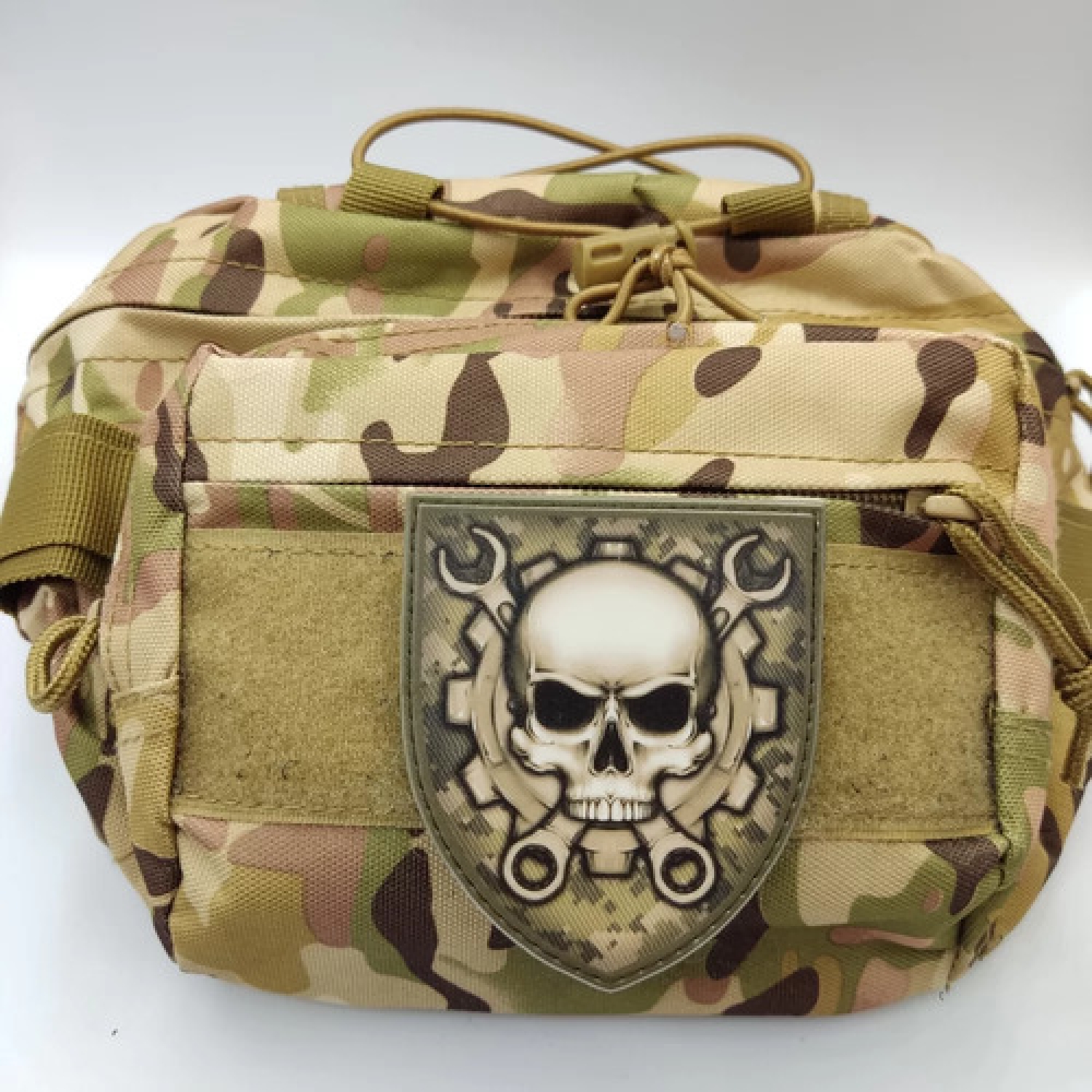 Шеврон череп с ключами пиксель