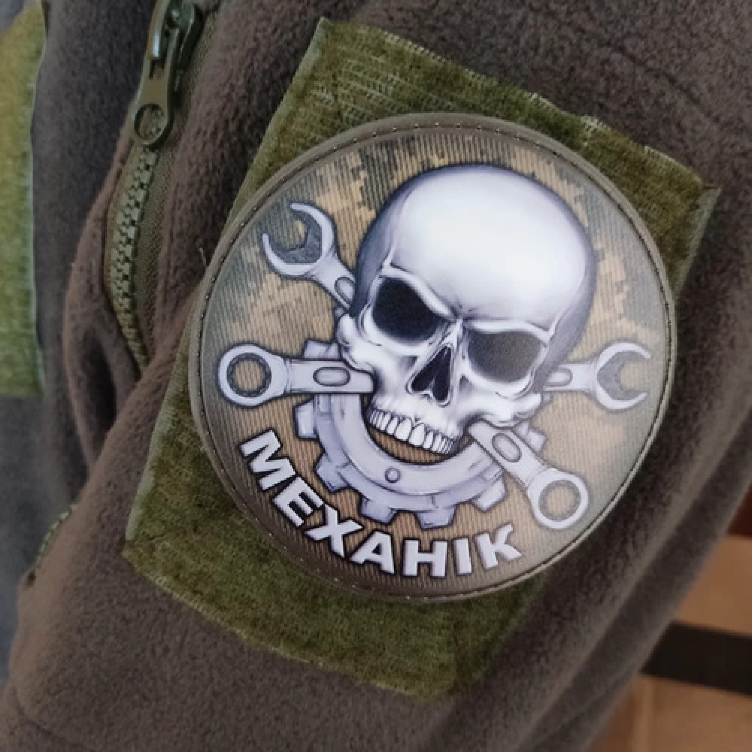 Шеврон Механик пиксель ключи