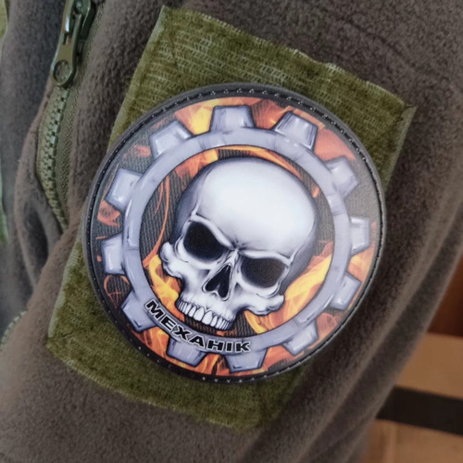 Шеврон Механик пиксель огонь