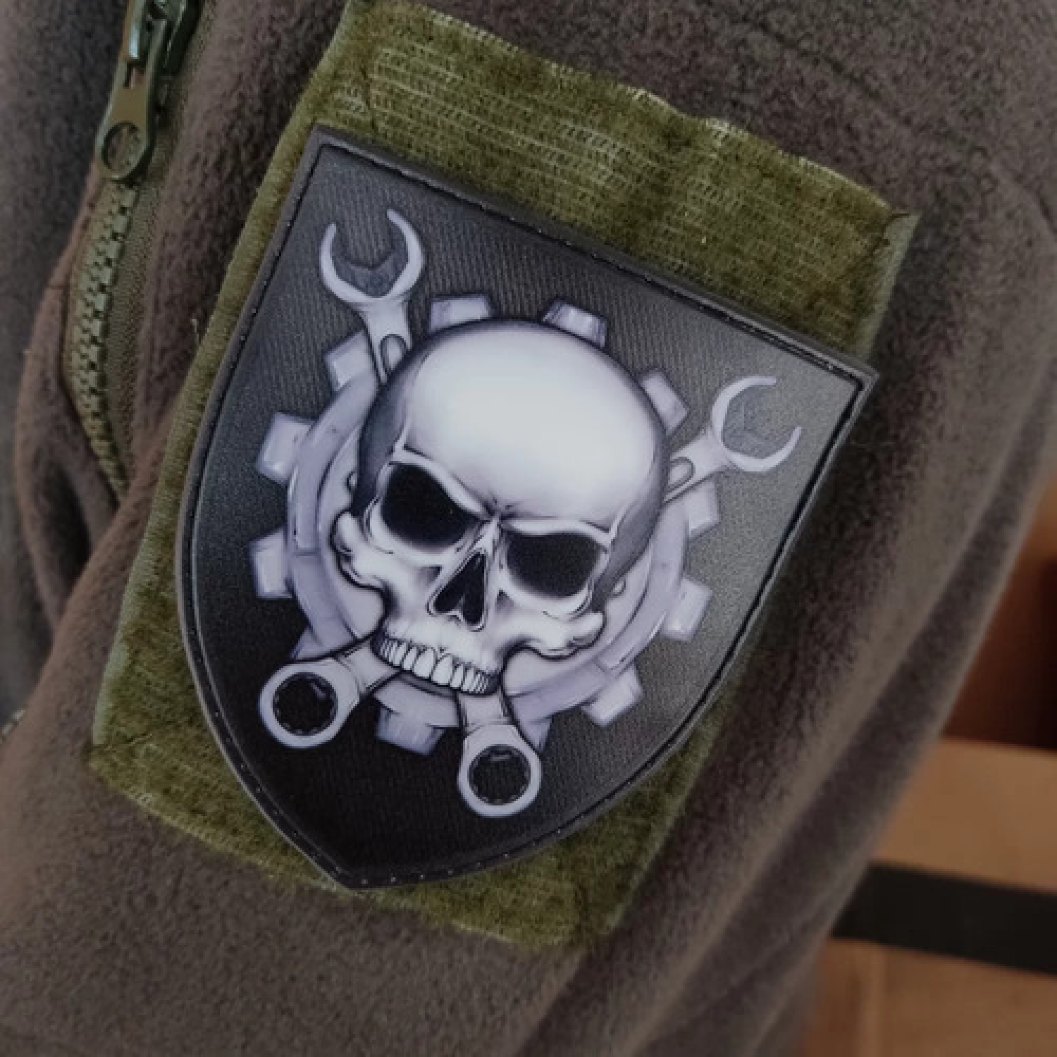 Шеврон череп с ключами