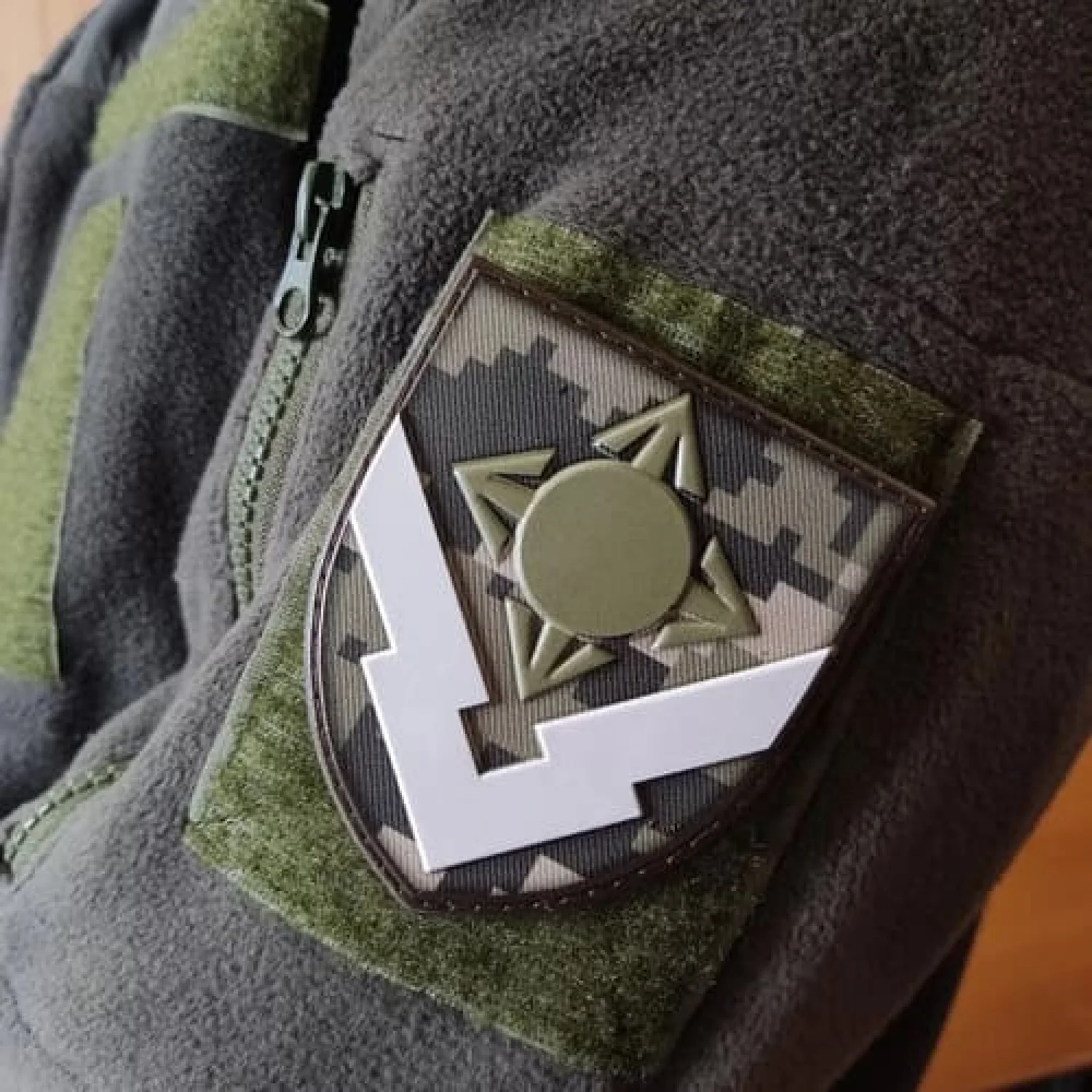 Шеврон в/ч 1796 4 стрілки об'ємний піксель