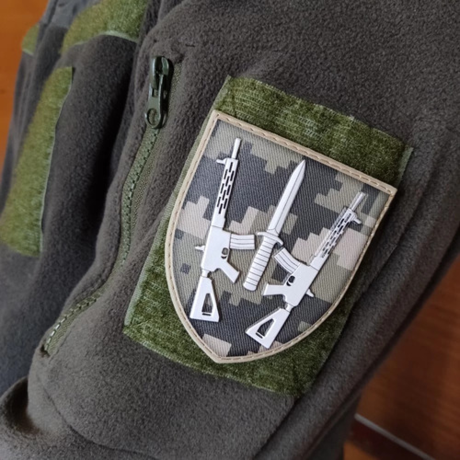 Шеврон ВСУ 67 ОМБр пиксель объемный