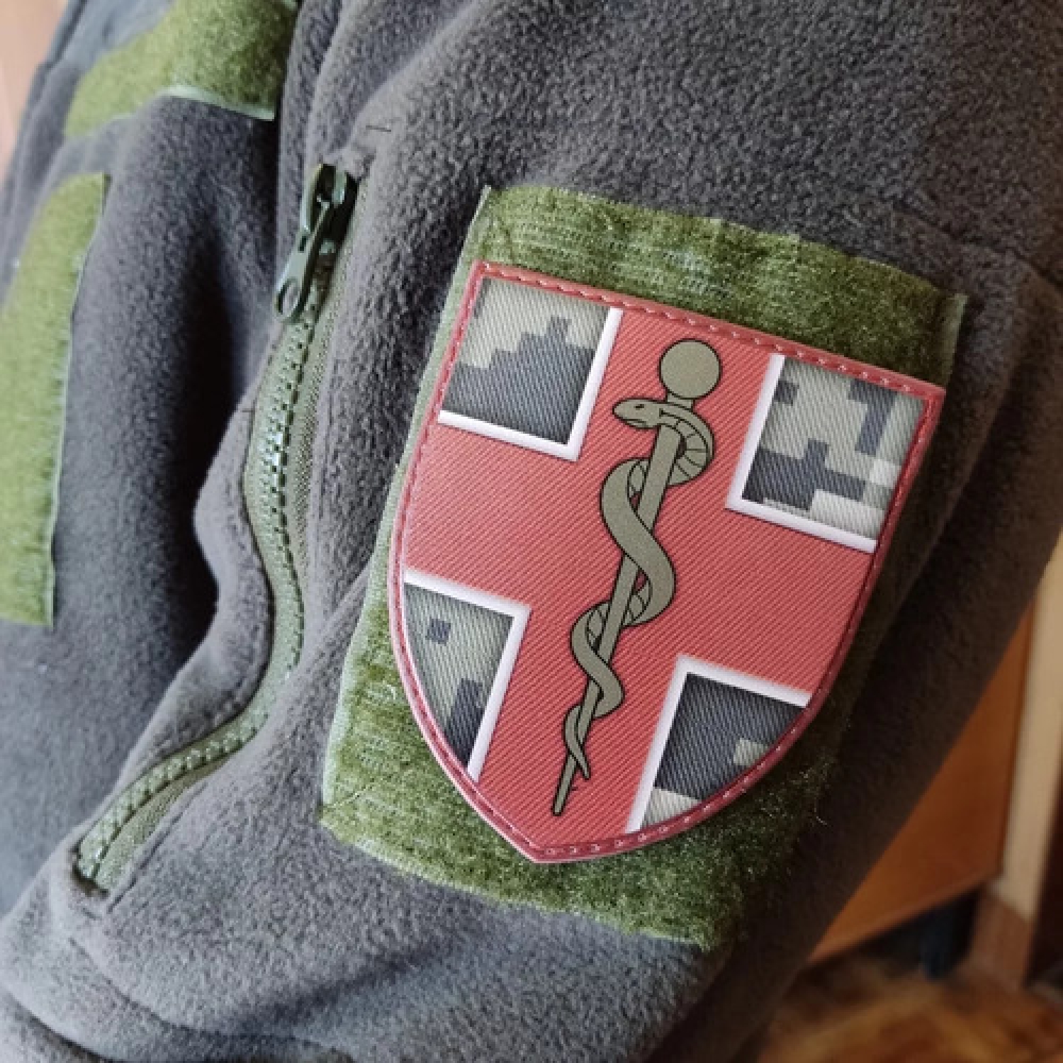 Шеврон ВСУ Медицинская часть змея пиксель