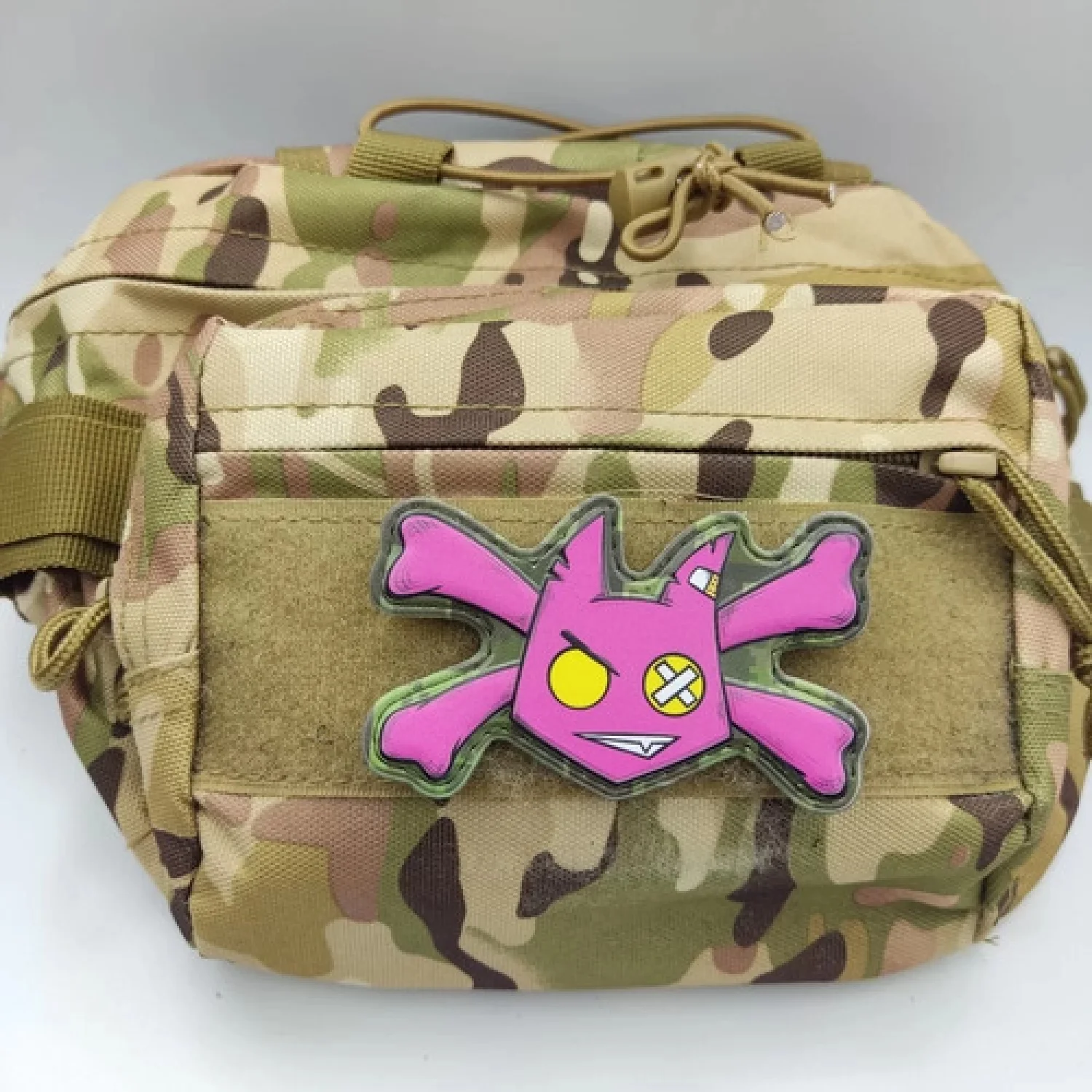 Шеврон Чортеня з кістками бузковий