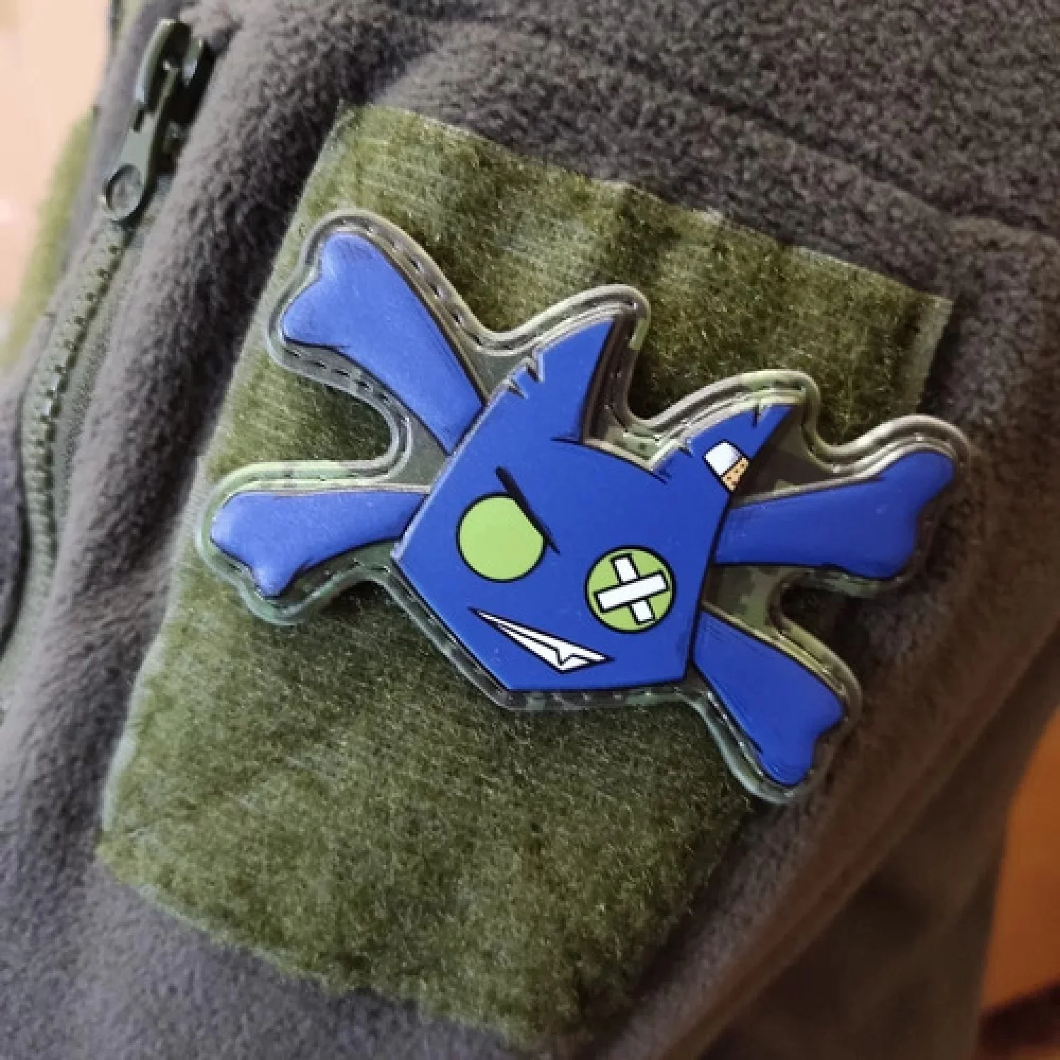 Шеврон Чортеня з кістками синій