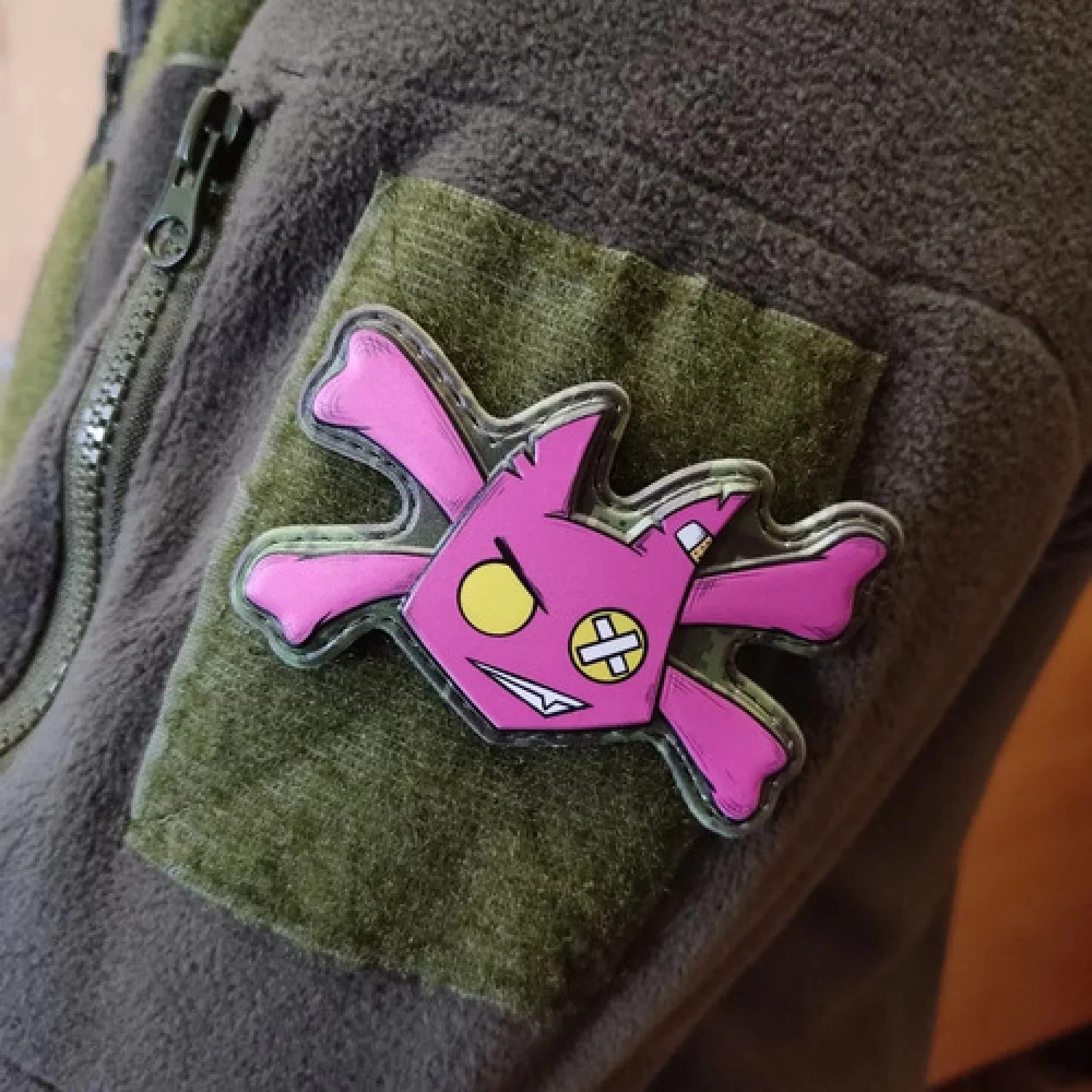 Шеврон Чортеня з кістками бузковий