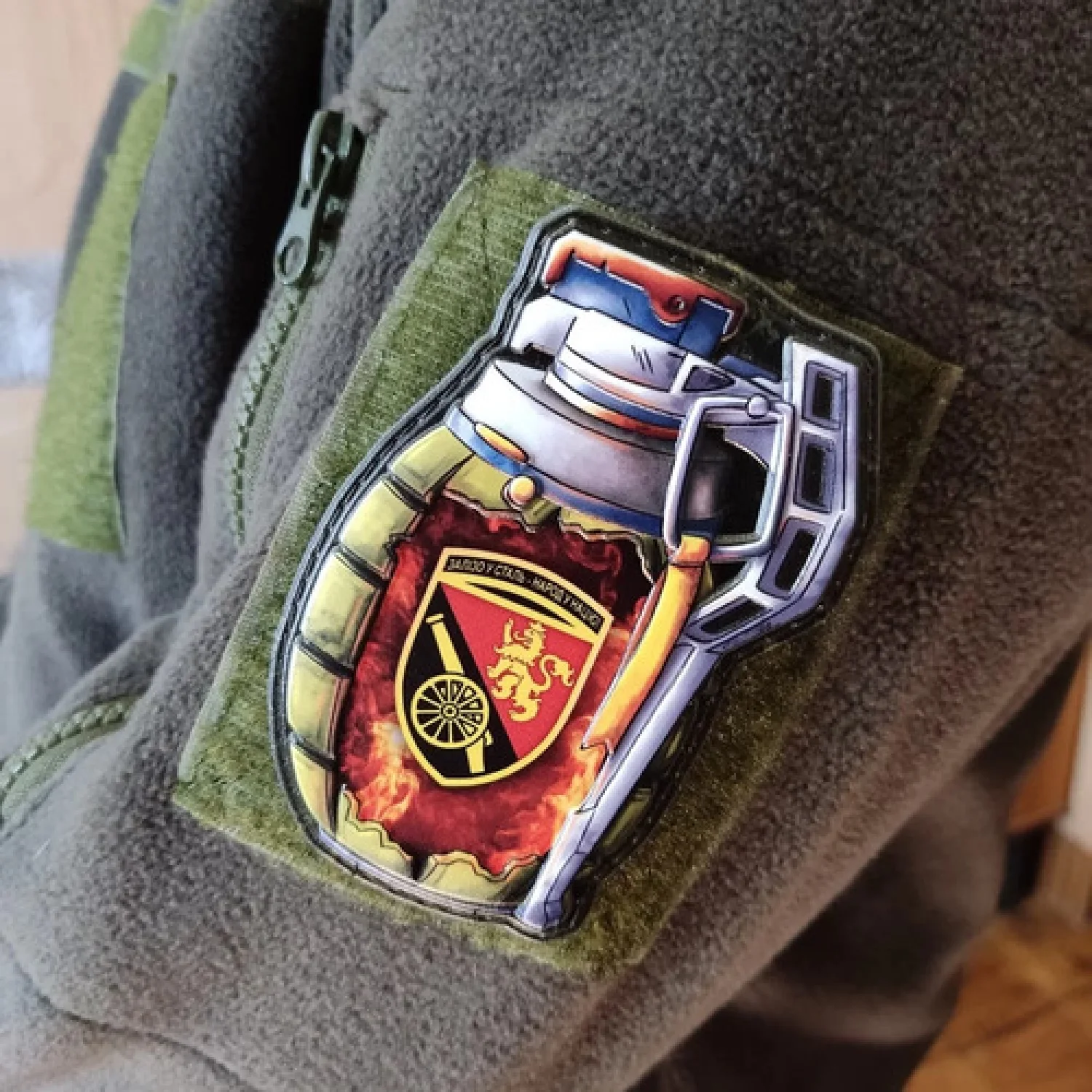 Шеврон граната Залізо - у сталь, народ - у націю