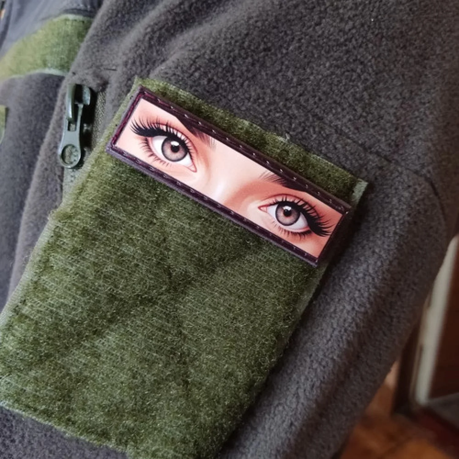 Шеврон сірі очі