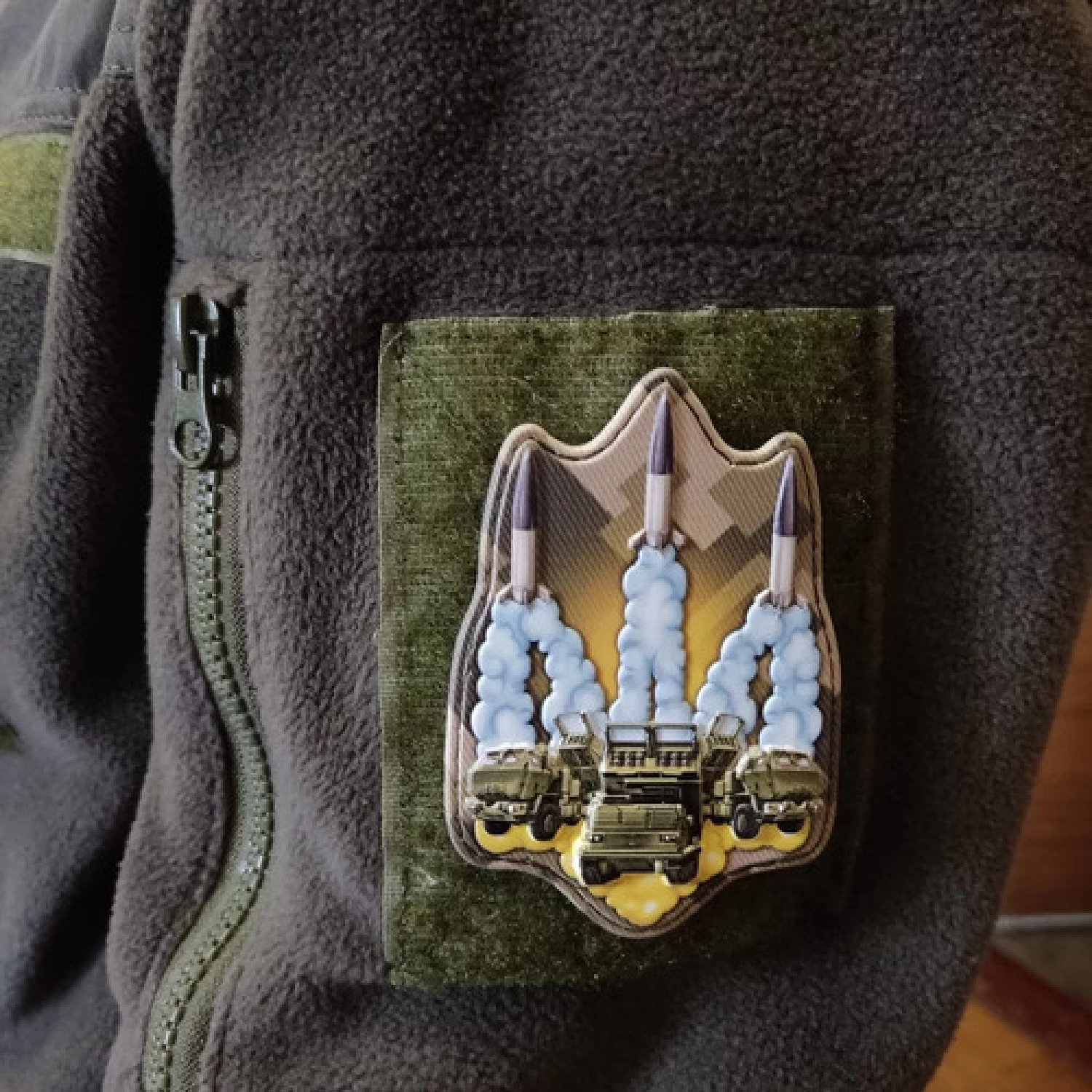 Шеврон Тризуб зі зброї піксель