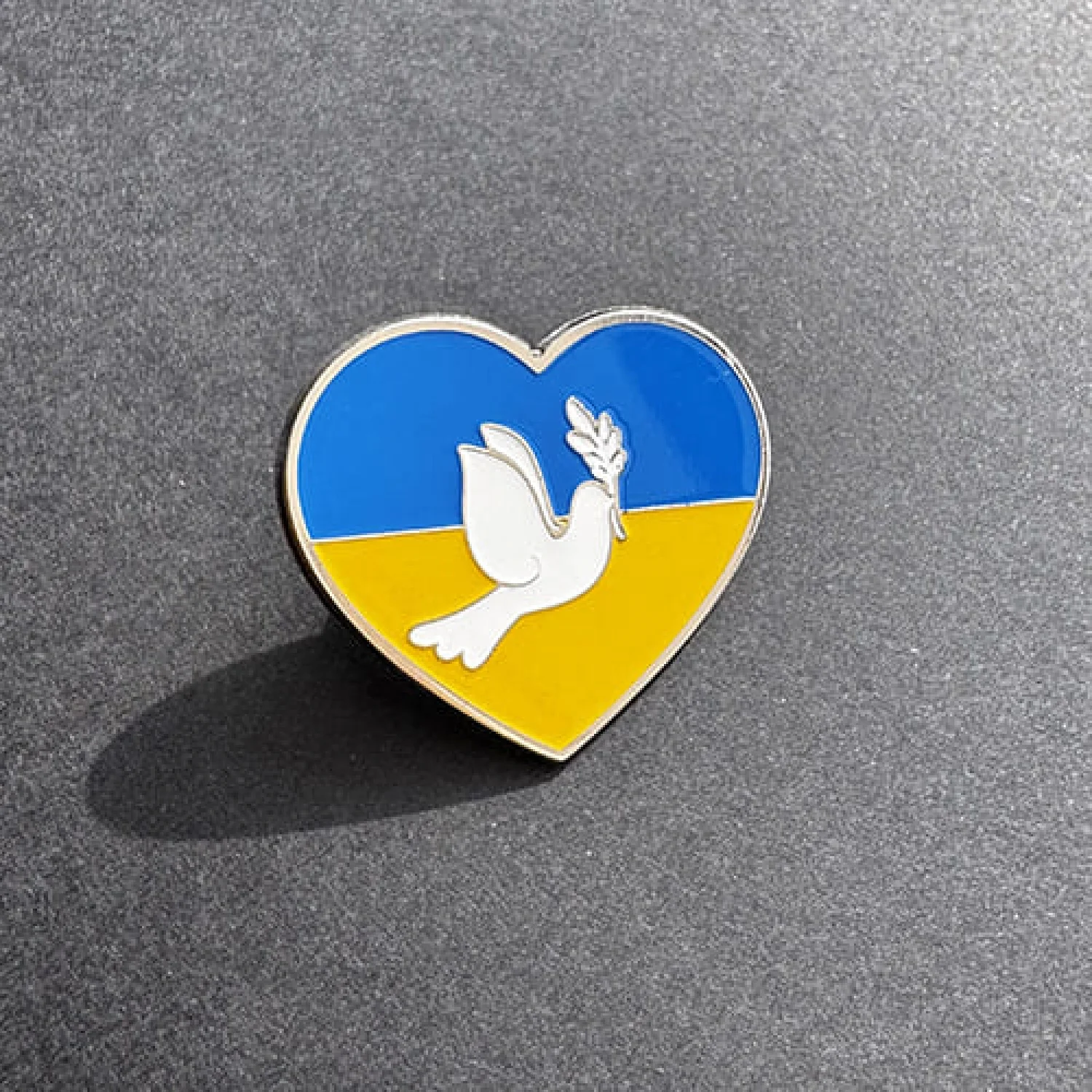 Пін на одяг Серце голуб