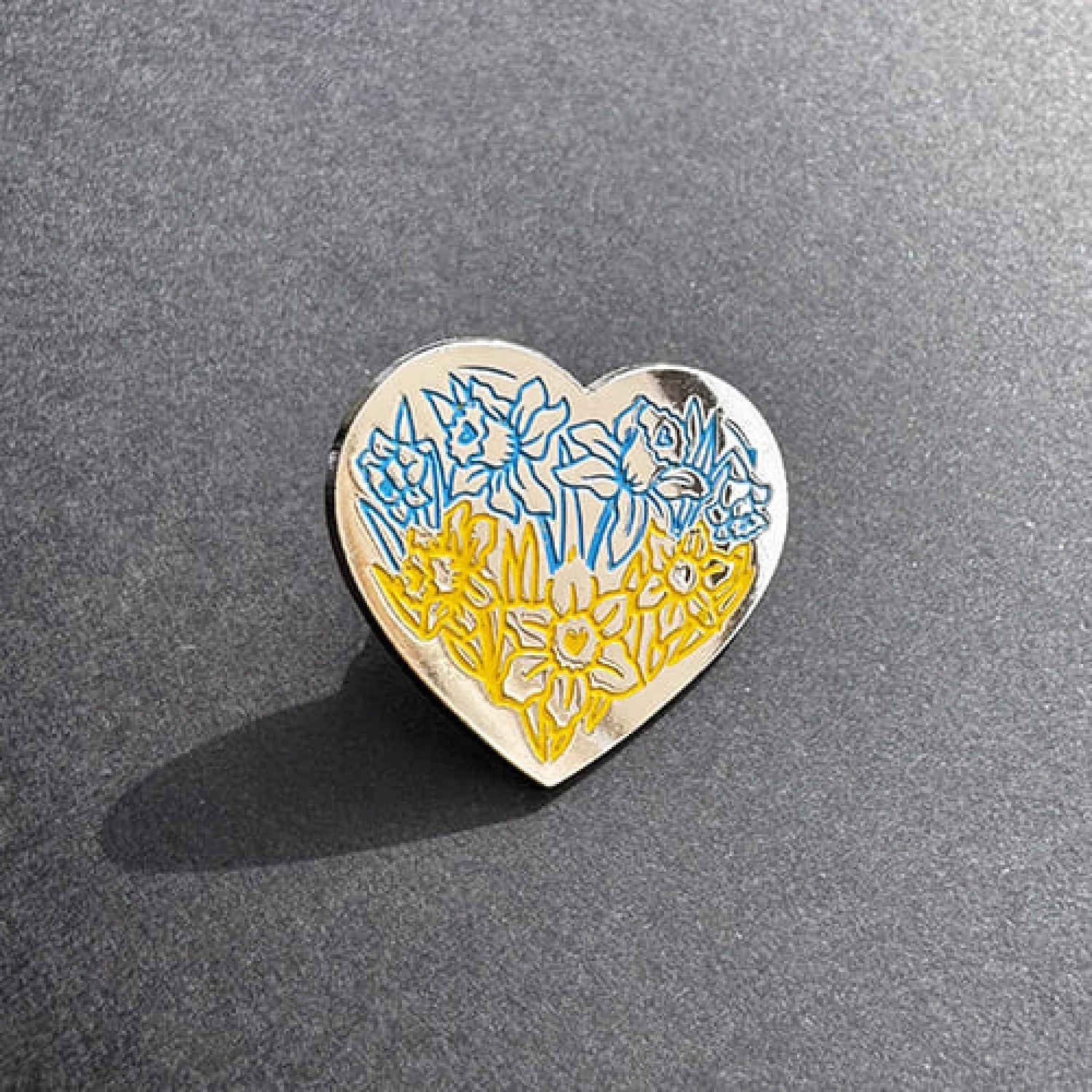 Пін на одяг Серце мак