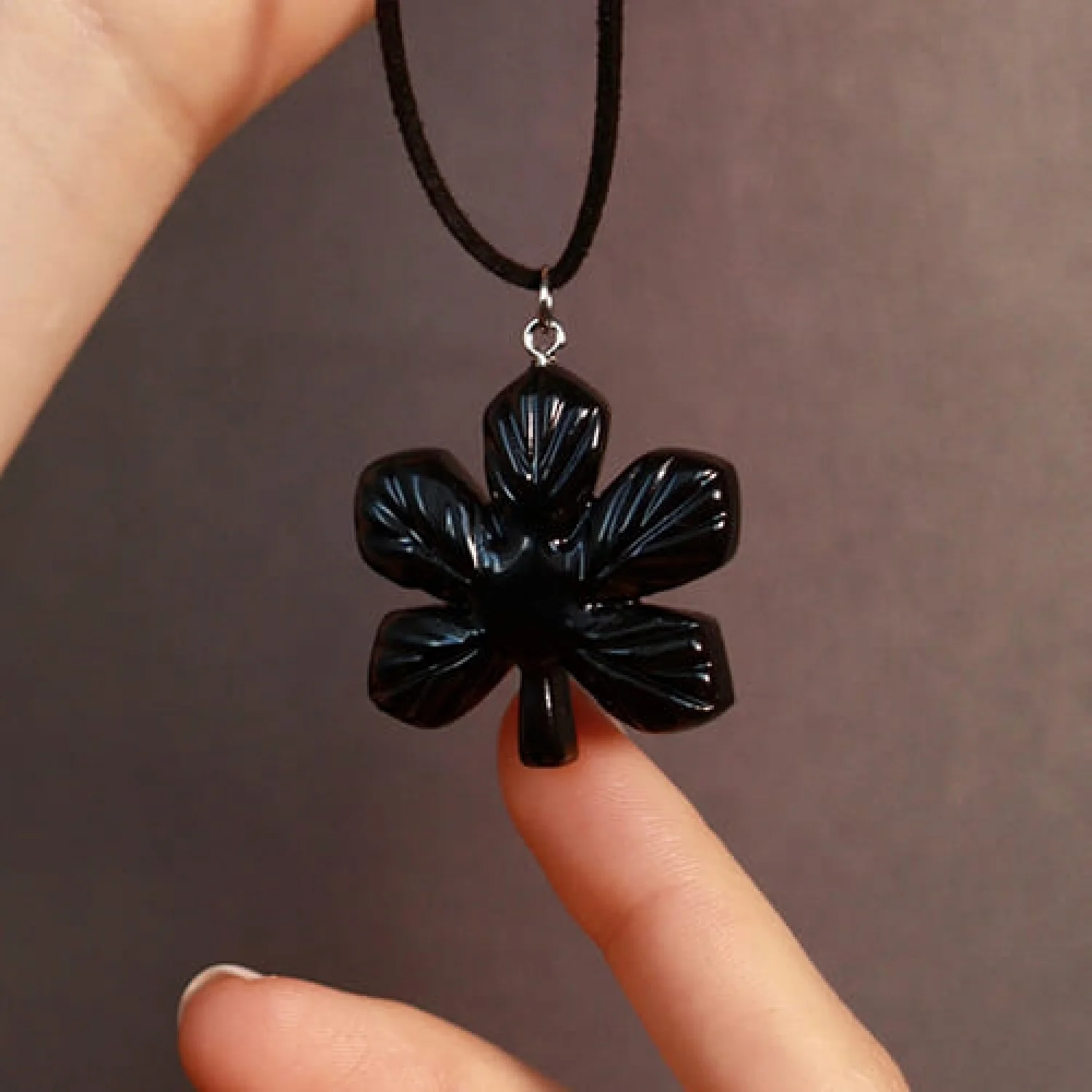 Підвіска Каштан чорний текстура