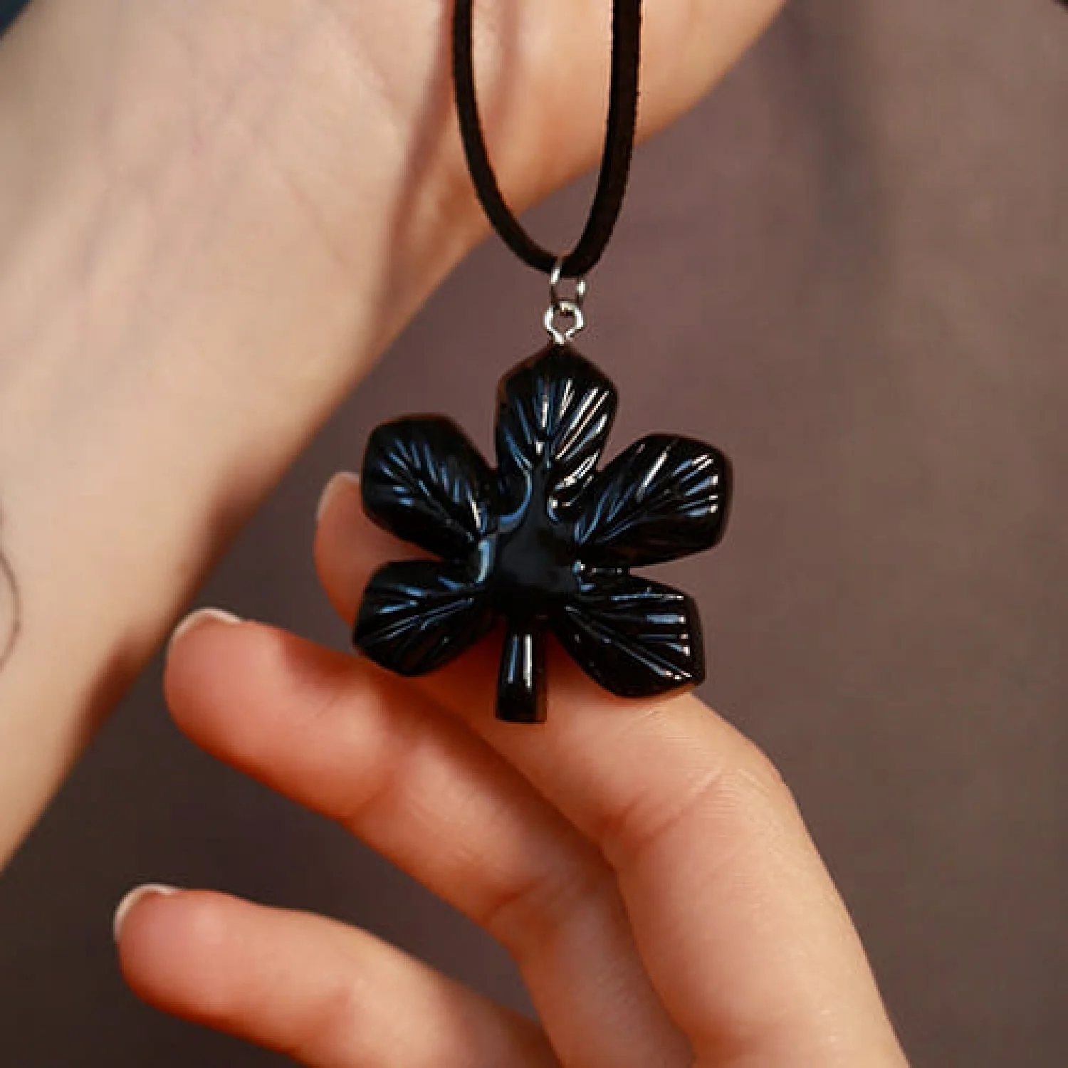 Підвіска Каштан чорний текстура