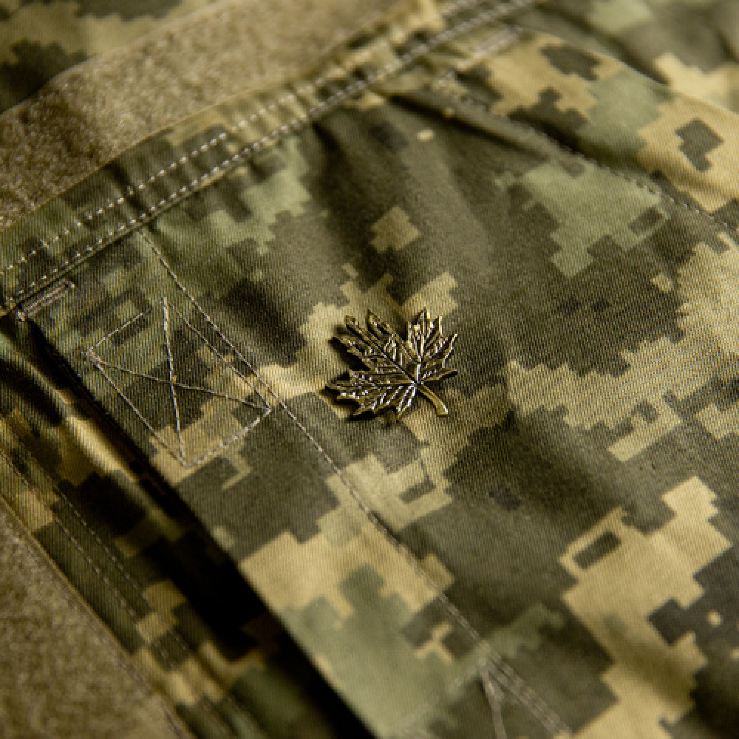 Значок пин "Кленовый лист"