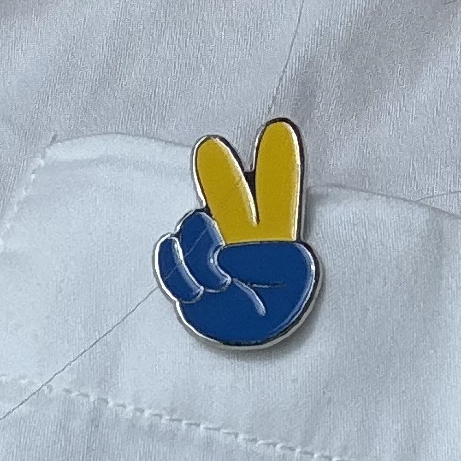 Пін на одяг Рука UA