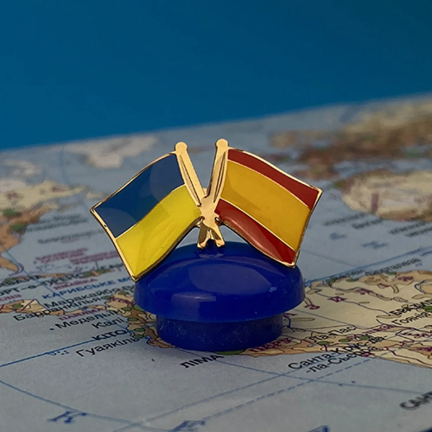 Значок флаги Украины / Испания (позолота)