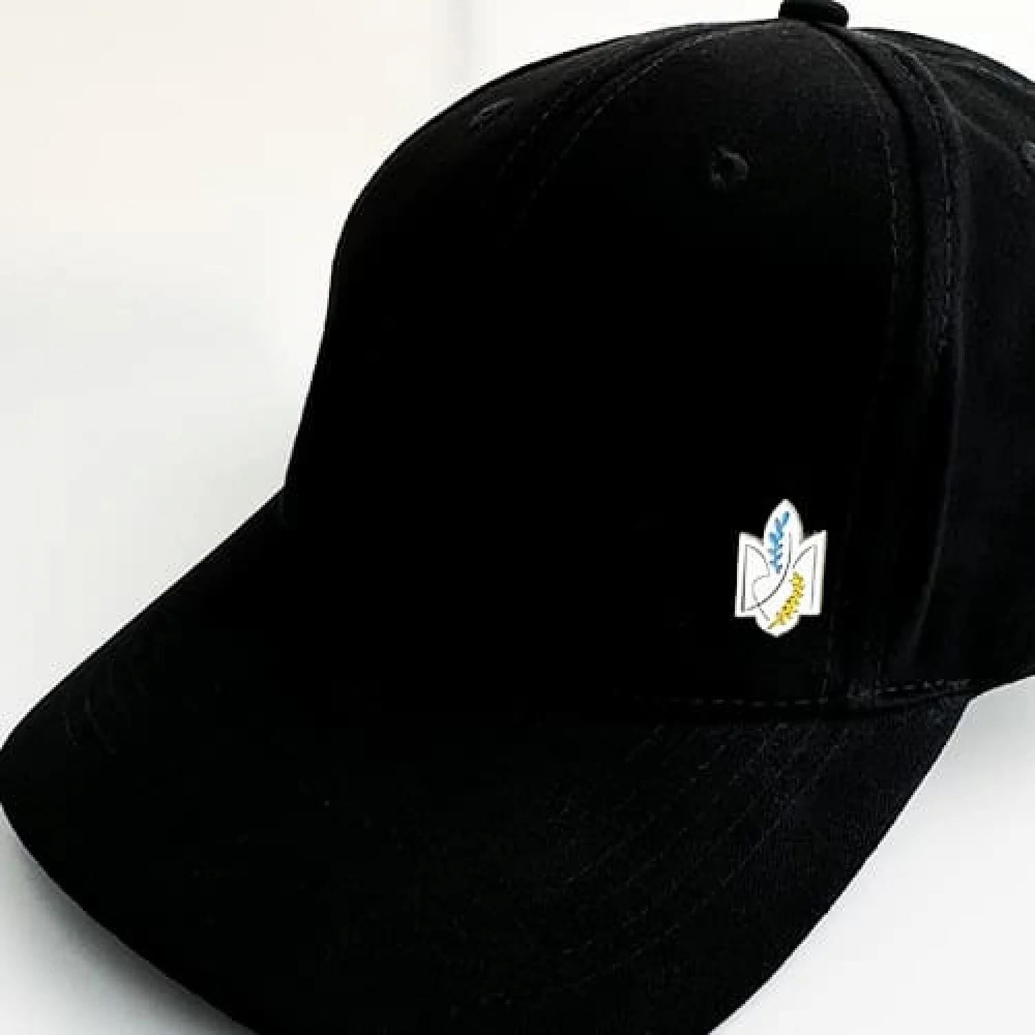 Значок на кнопке на бейсболке герб с колосьями