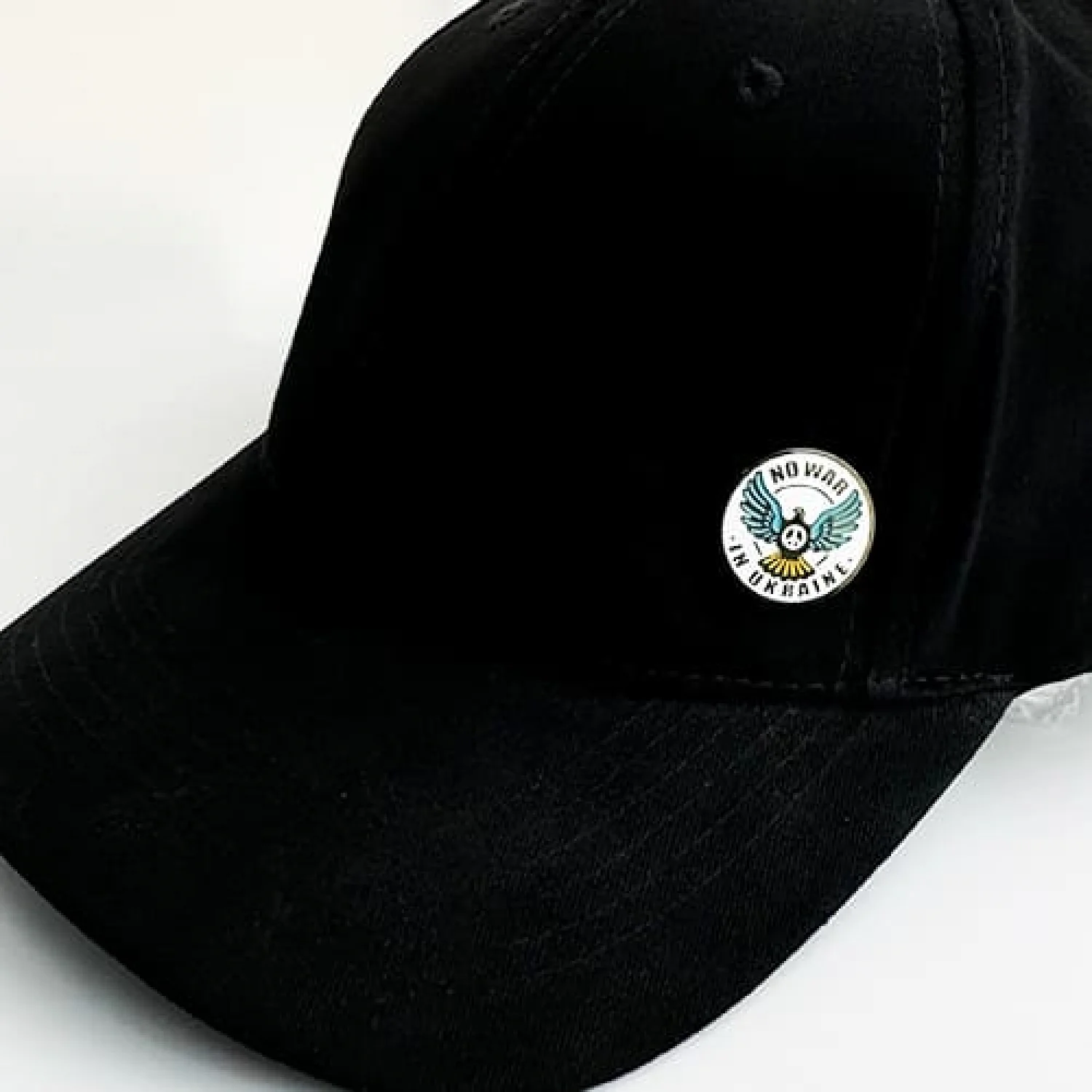 Значок на кнопці на бейсболку No War in Ukraine