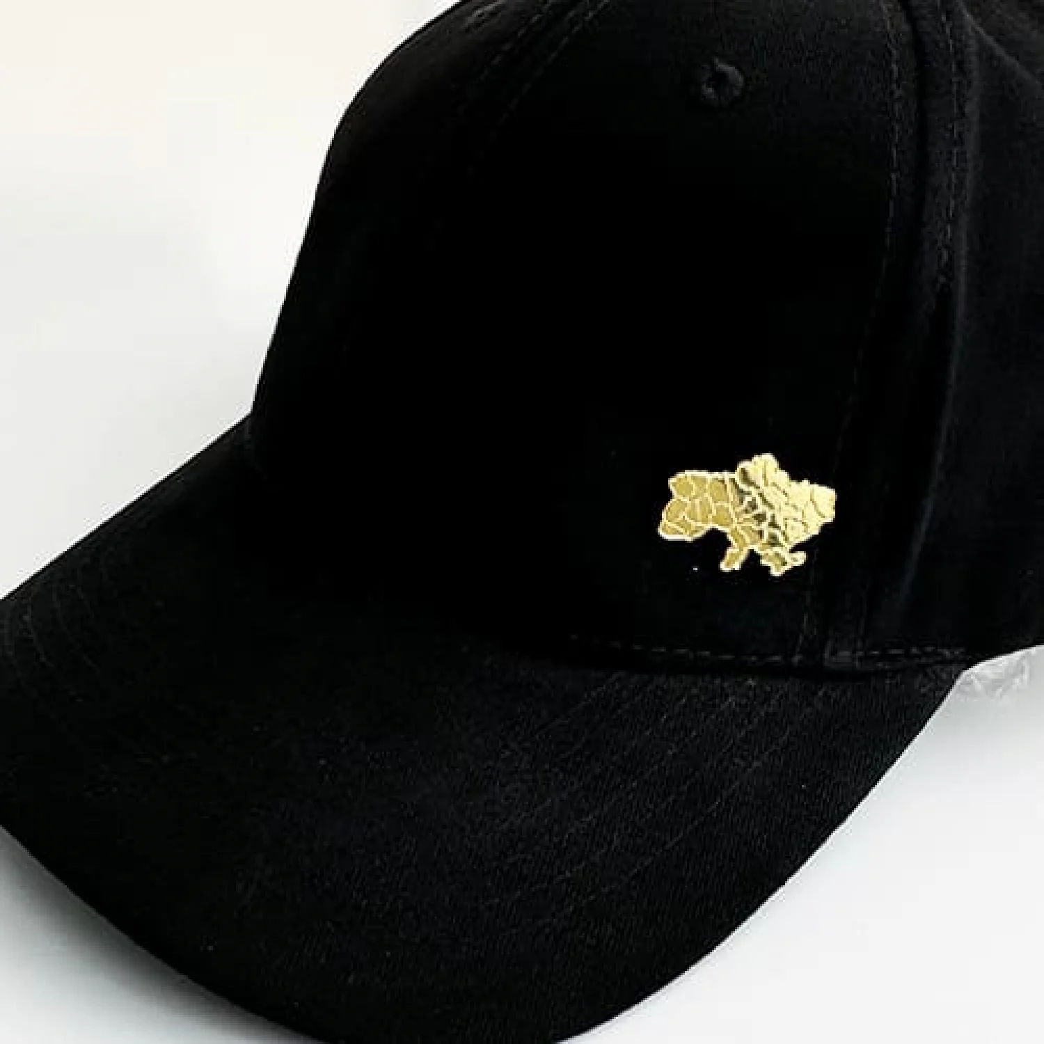 Значок на кнопці на бейсболку мапа України позолота