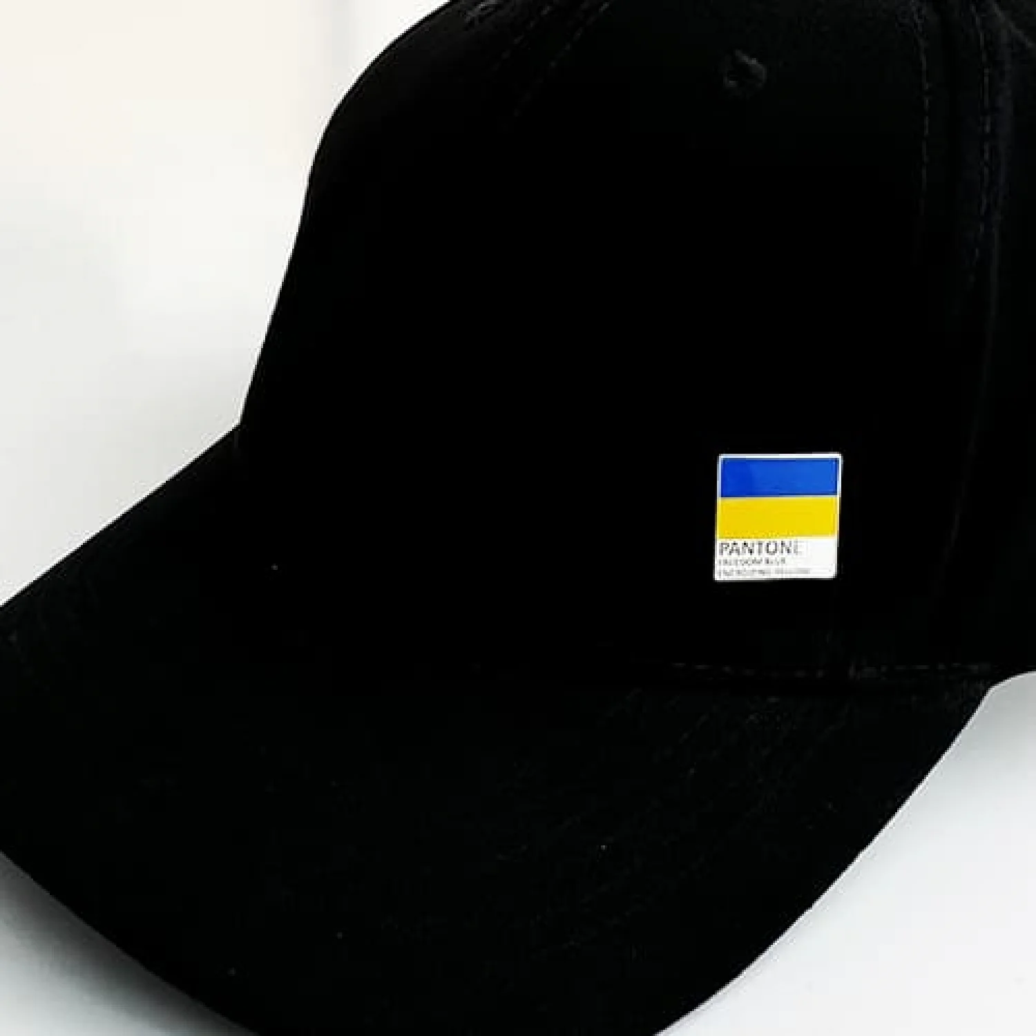 Значок на кнопці на бейсболку Pantone freedom/energizing