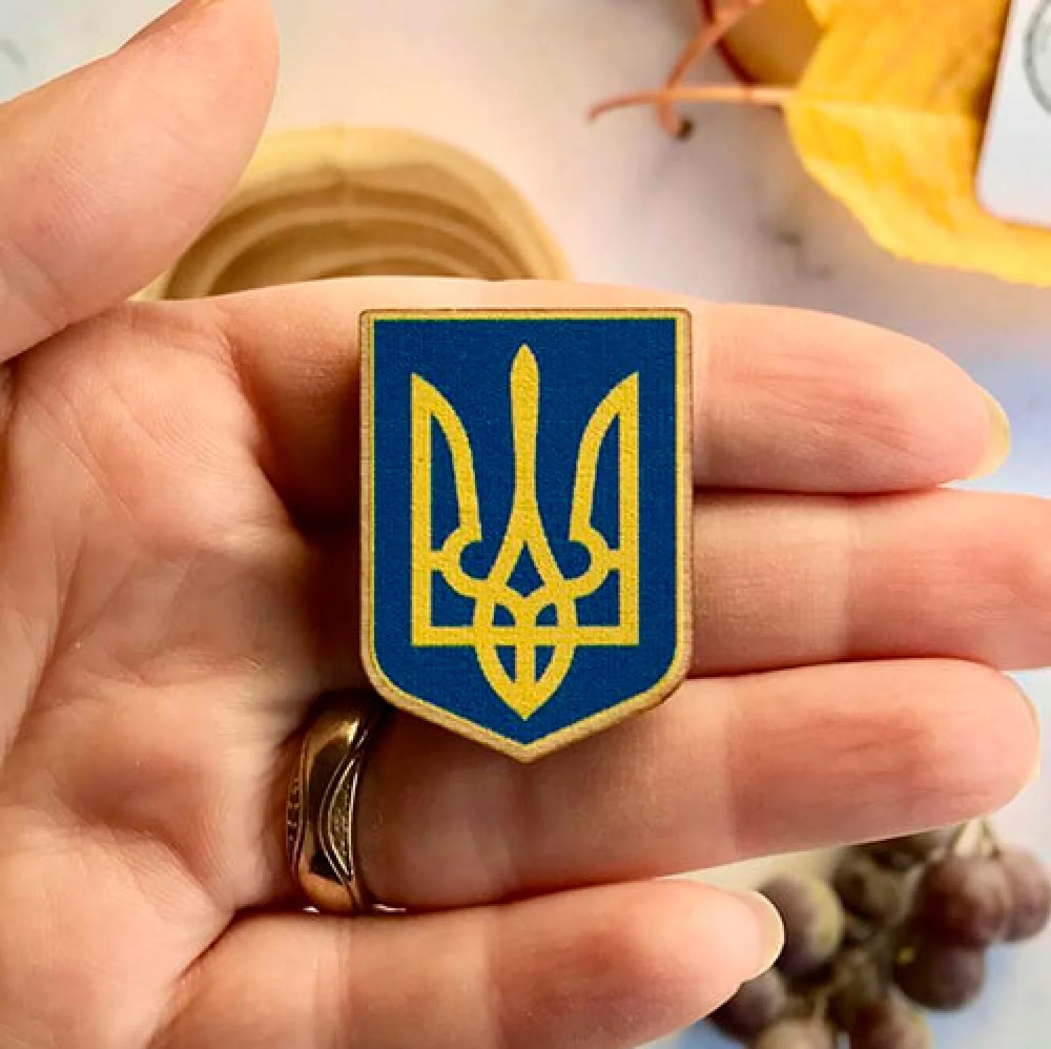 Значок Герб України на синьому фоні