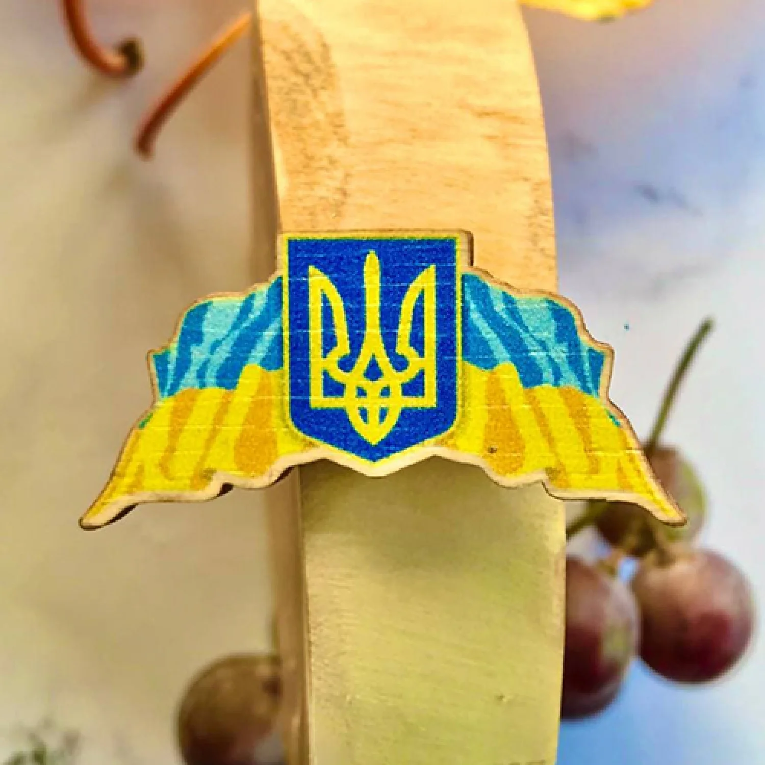 Значок Герб на стрічці