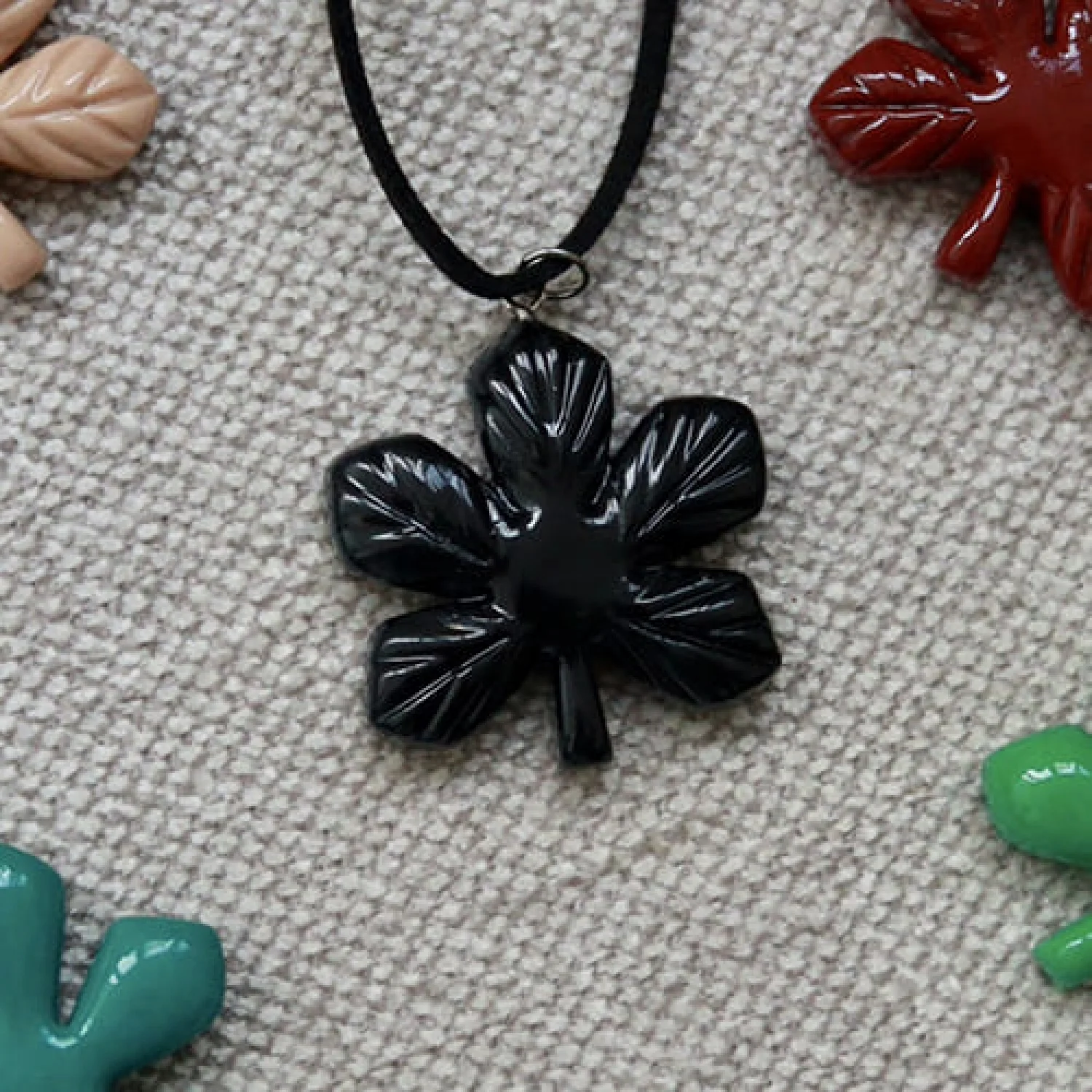 Підвіска Каштан чорний текстура