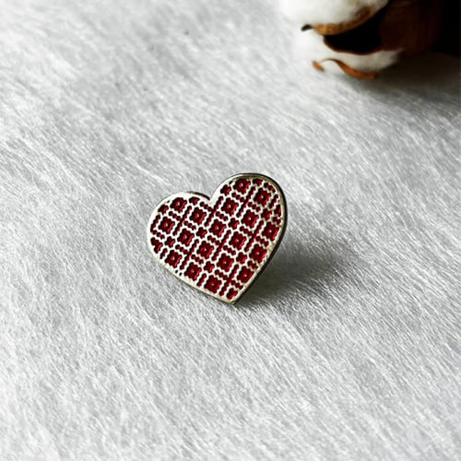 Значок металевий Серце з вишиванки червоний