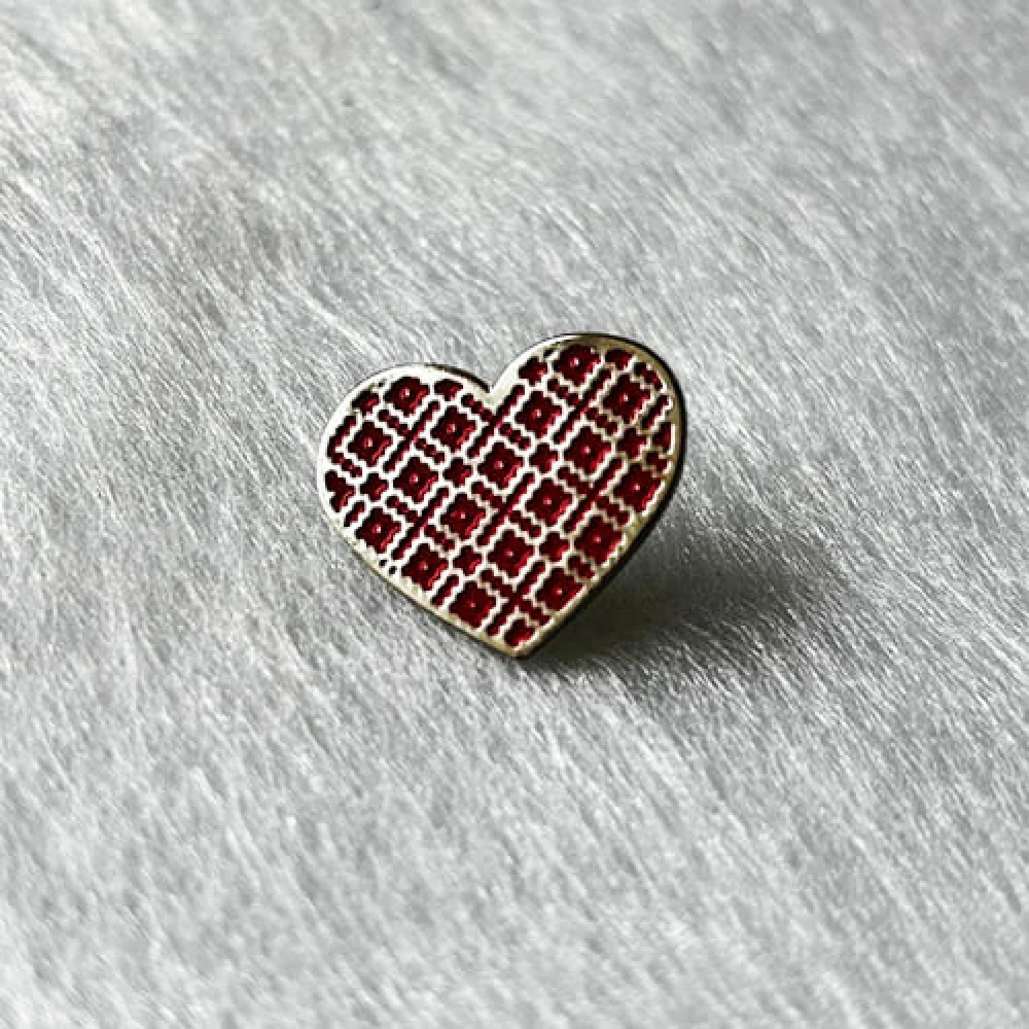 Значок металевий Серце з вишиванки червоний