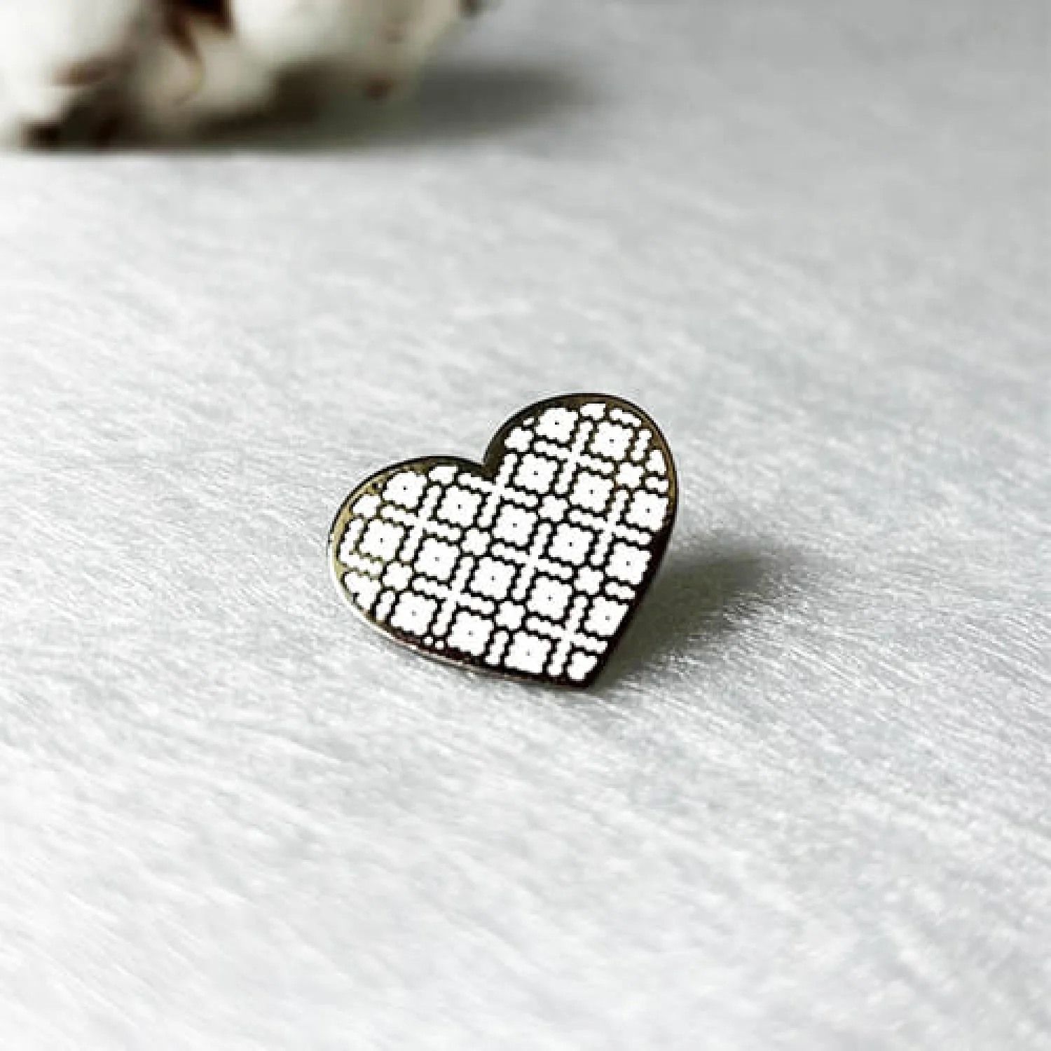 Значок металевий Серце з вишиванки білий