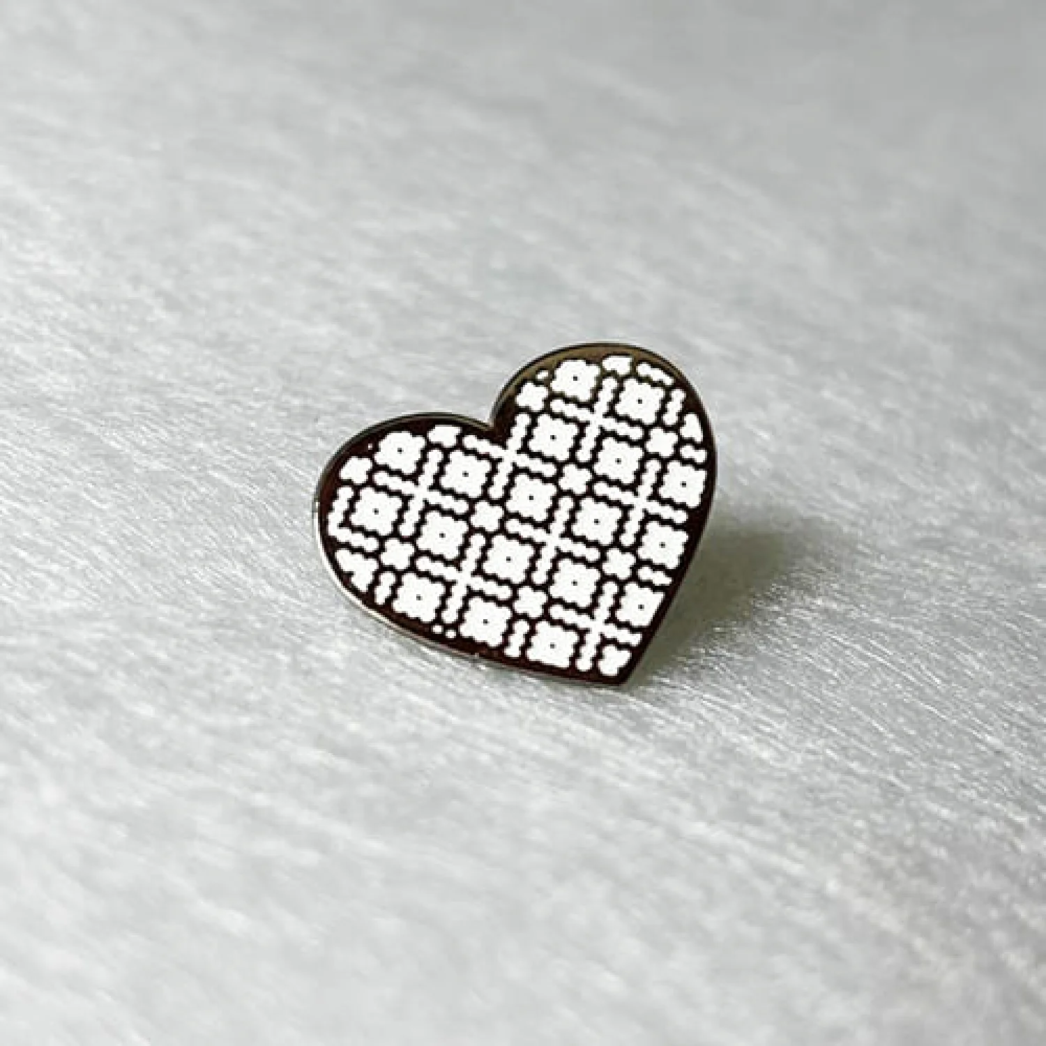 Значок металевий Серце з вишиванки білий