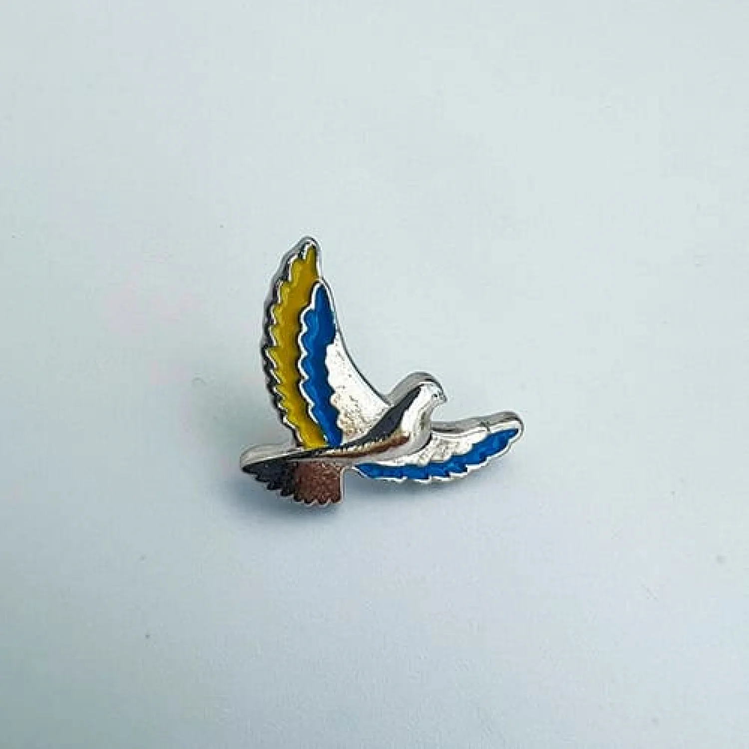 Значок голубя с серебристыми крыльями